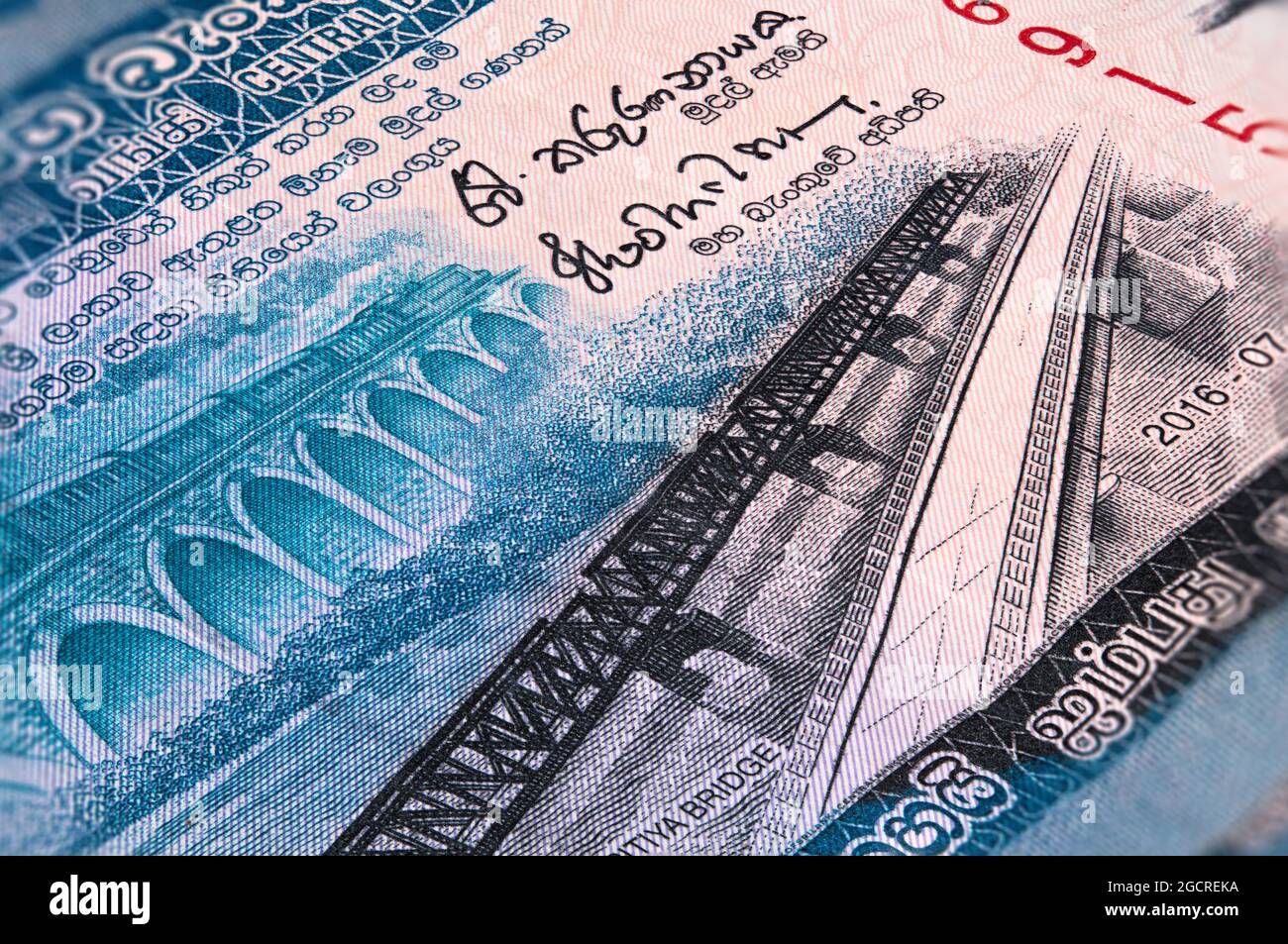 Macro photographie du sri lanka 50 roupies d'argent. Sri Lanka 50 roupies. Proche de la monnaie papier du Sri Lanka. Nouveau et ancien pont de Manampitiya sur le Banque D'Images