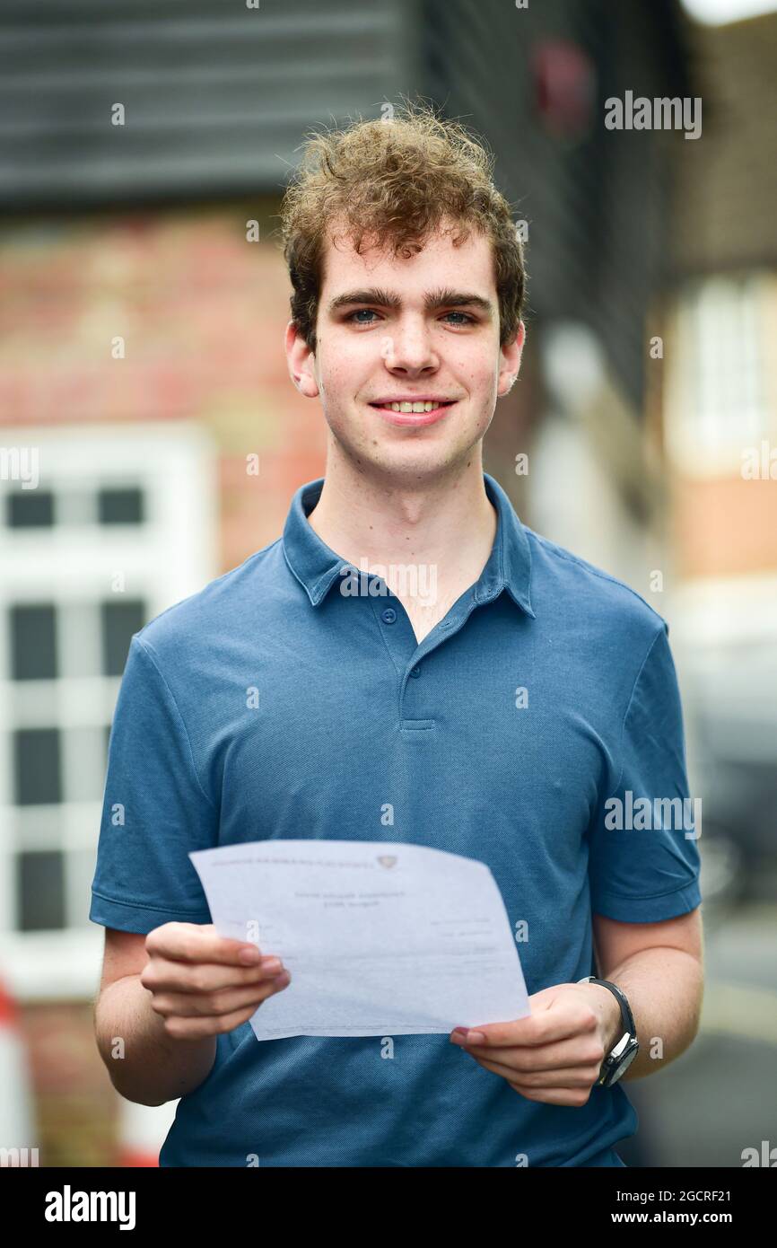 Lewes Sussex Royaume-Uni 10th août 2021 - Un étudiant de la Lewes Old Grammar School de Sussex est ravi de recevoir ses résultats d'examen De Niveau A et d'avoir obtenu une place à l'université de Cambridge . Cette année, en raison de la pandémie, les notes ont été déterminées par les estimations des enseignants plutôt que par les examens. : Crédit Simon Dack / Vervate / Alamy Live News Banque D'Images