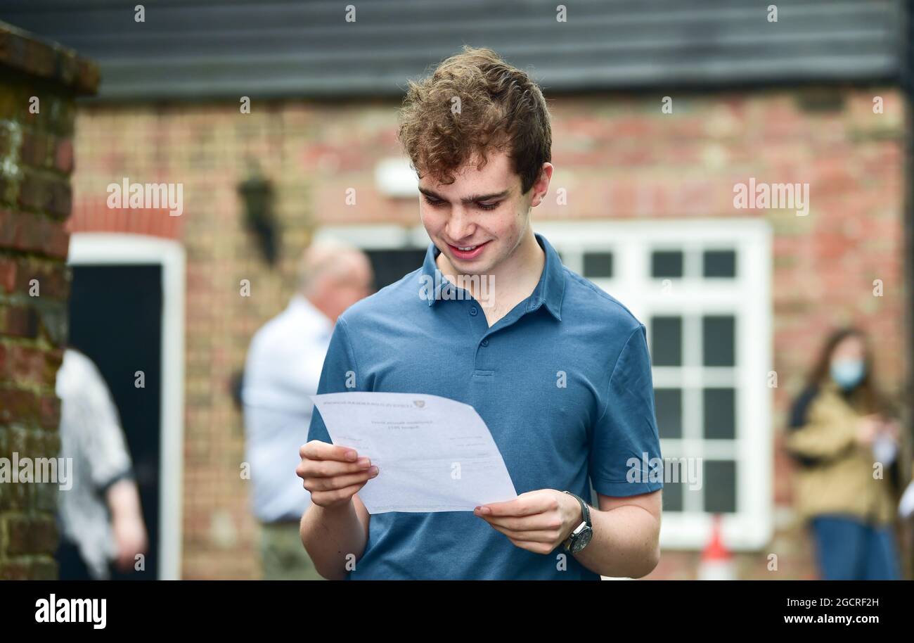 Lewes Sussex Royaume-Uni 10th août 2021 - Un étudiant de la Lewes Old Grammar School de Sussex est ravi de recevoir ses résultats d'examen De Niveau A et d'avoir obtenu une place à l'université de Cambridge . Cette année, en raison de la pandémie, les notes ont été déterminées par les estimations des enseignants plutôt que par les examens. : Crédit Simon Dack / Vervate / Alamy Live News Banque D'Images