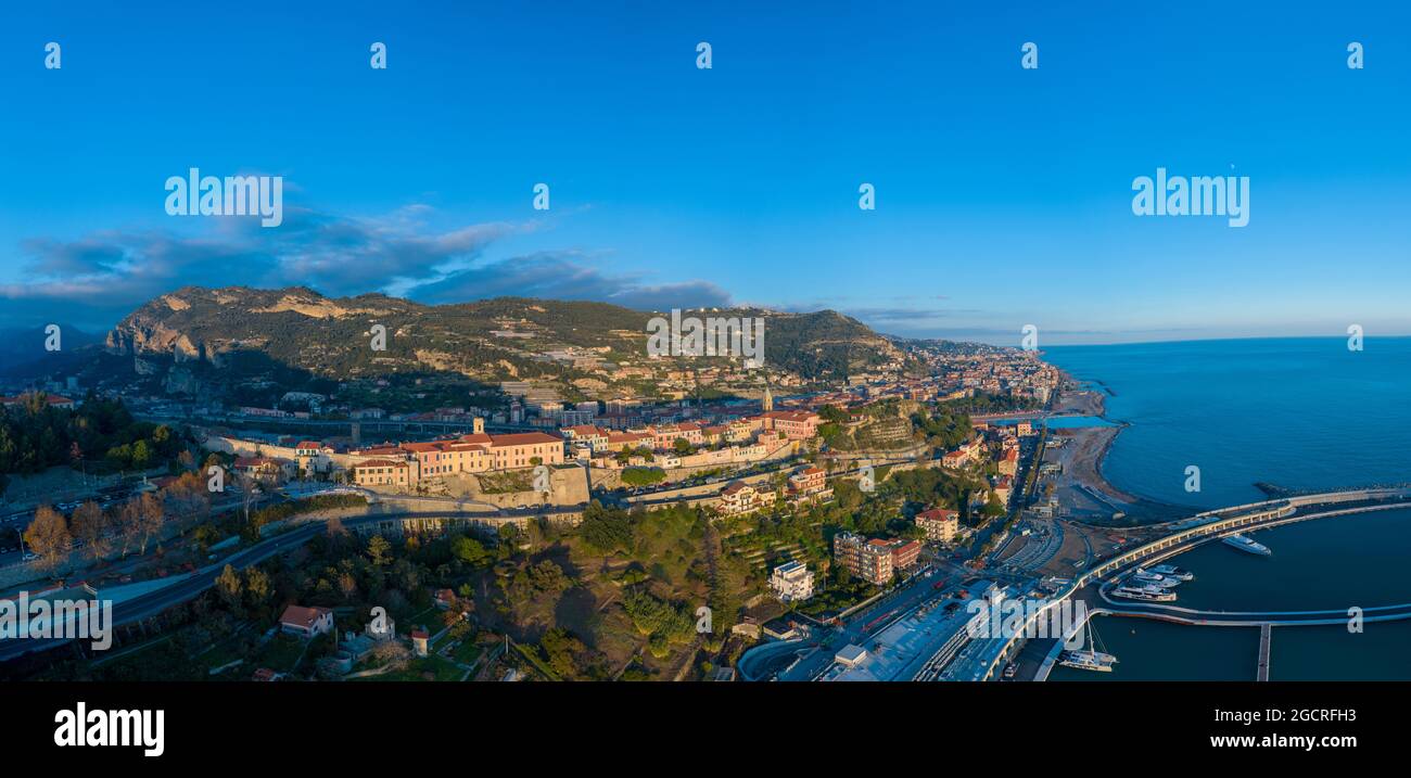 Vue sur la vieille ville de Ventimiglia et son port, Ligurie, Imperia, Italie Banque D'Images