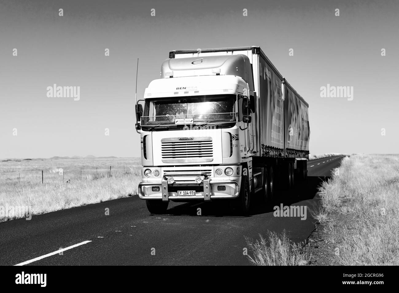 RÉGION DE KAROO, AFRIQUE DU SUD - 06 janvier 2021 : une logistique long courrier voyageant le long de la route de campagne dans la région de Karoo, Afrique du Sud Banque D'Images