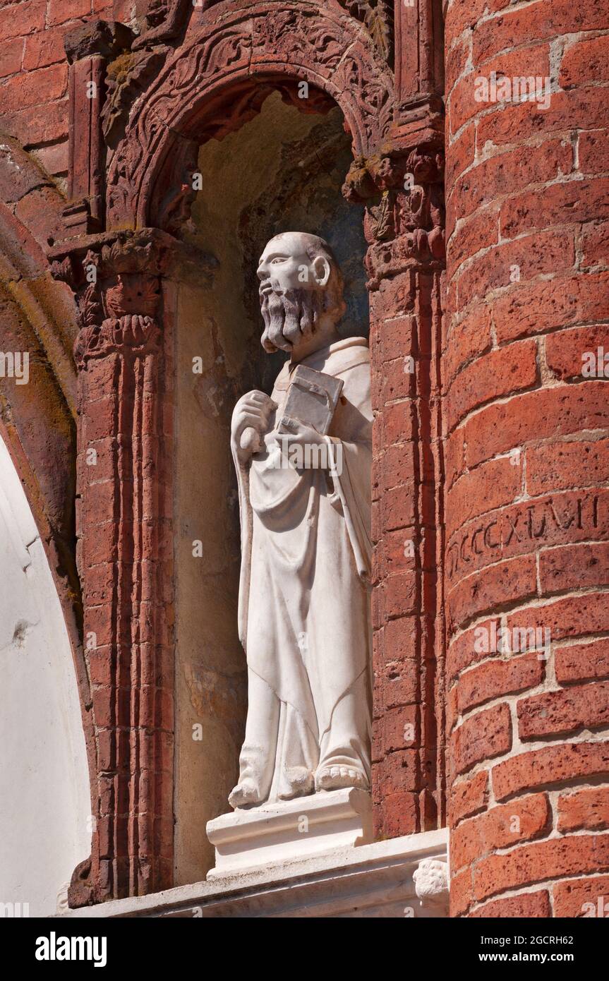 Italie, Lombardie, San Giuliano Milanese, Abbaye de Viboldone, façade de détail, Statue de Saint Paul Apôtre Banque D'Images