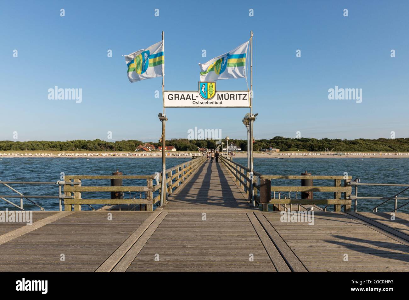 Pont de mer à Graal-Müritz sur la côte de la mer Baltique, vue de la pointe à la plage Banque D'Images