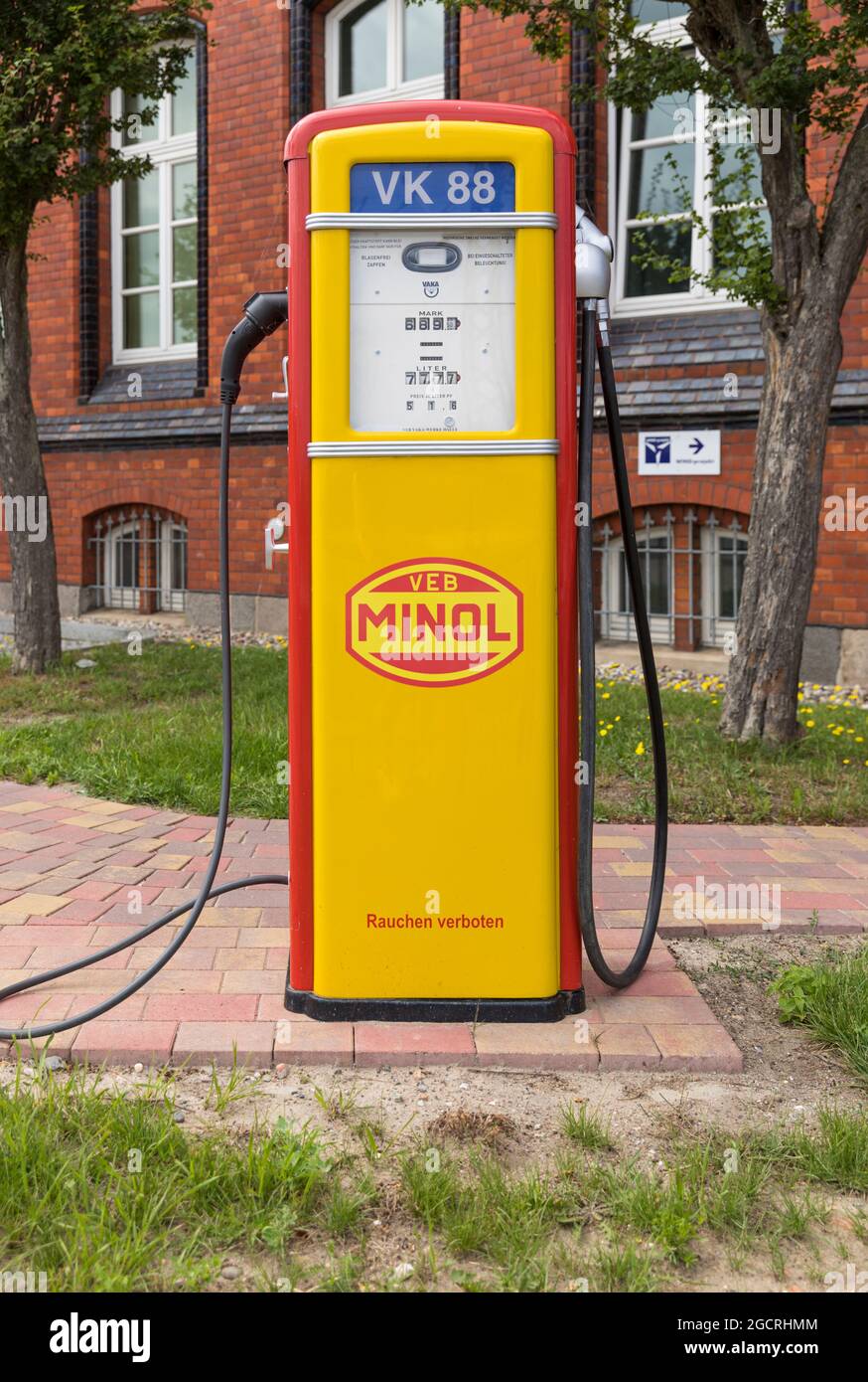 La pompe à gaz Vintage de marque 'Minol' de l'ancien GDR s'est transformée en station de charge de voiture électrique. Banque D'Images