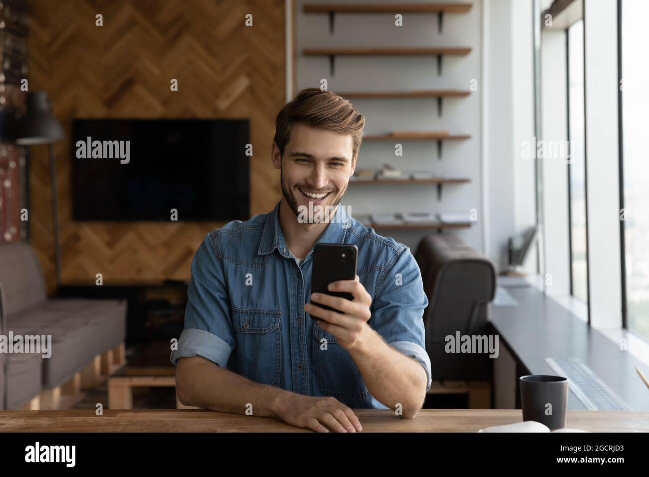 Joyeux millennium beau gars prenant des photos sur smartphone Banque D'Images