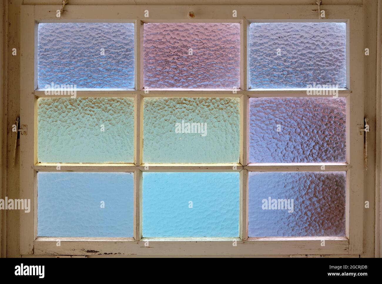 Gros plan d'une belle fenêtre de vieille ville multicolore avec cadre blanc. Vu en Allemagne en juillet. Banque D'Images