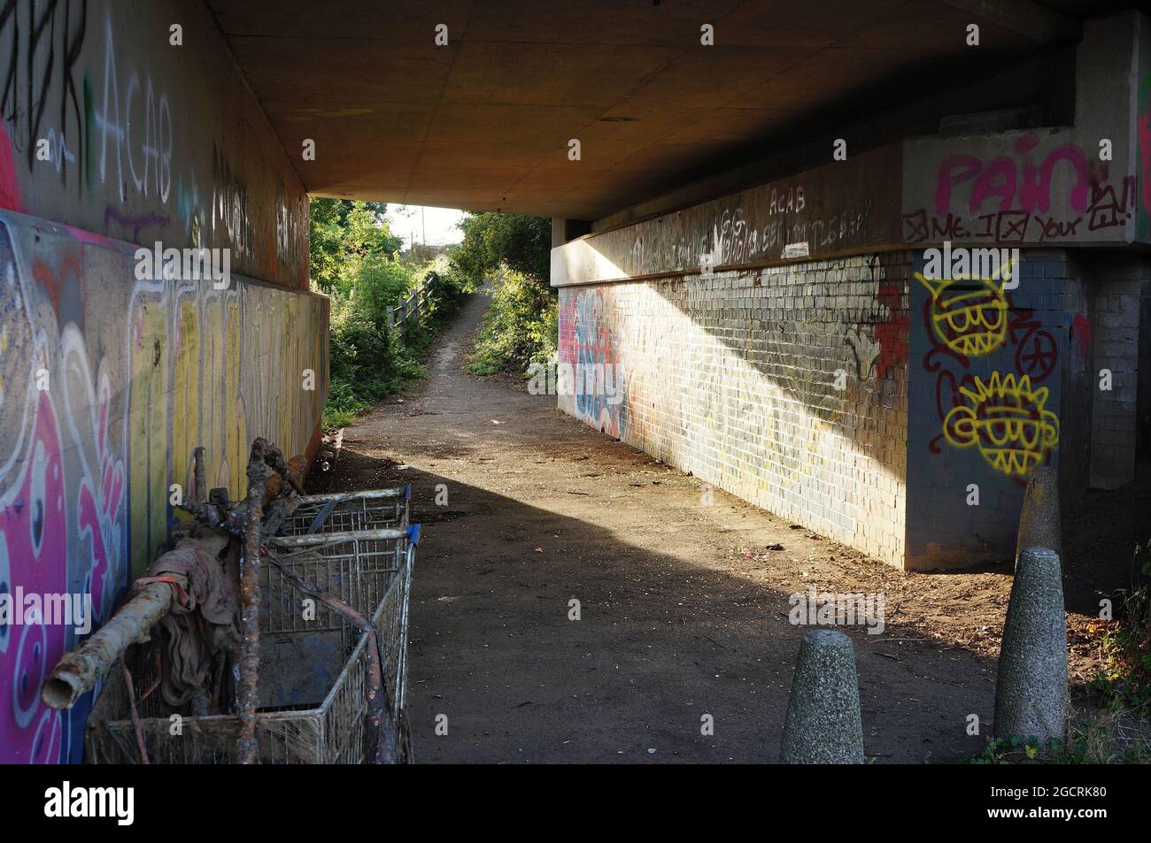 Vue à travers un passage souterrain de la route principale avec Graffiti sur les murs. Banque D'Images