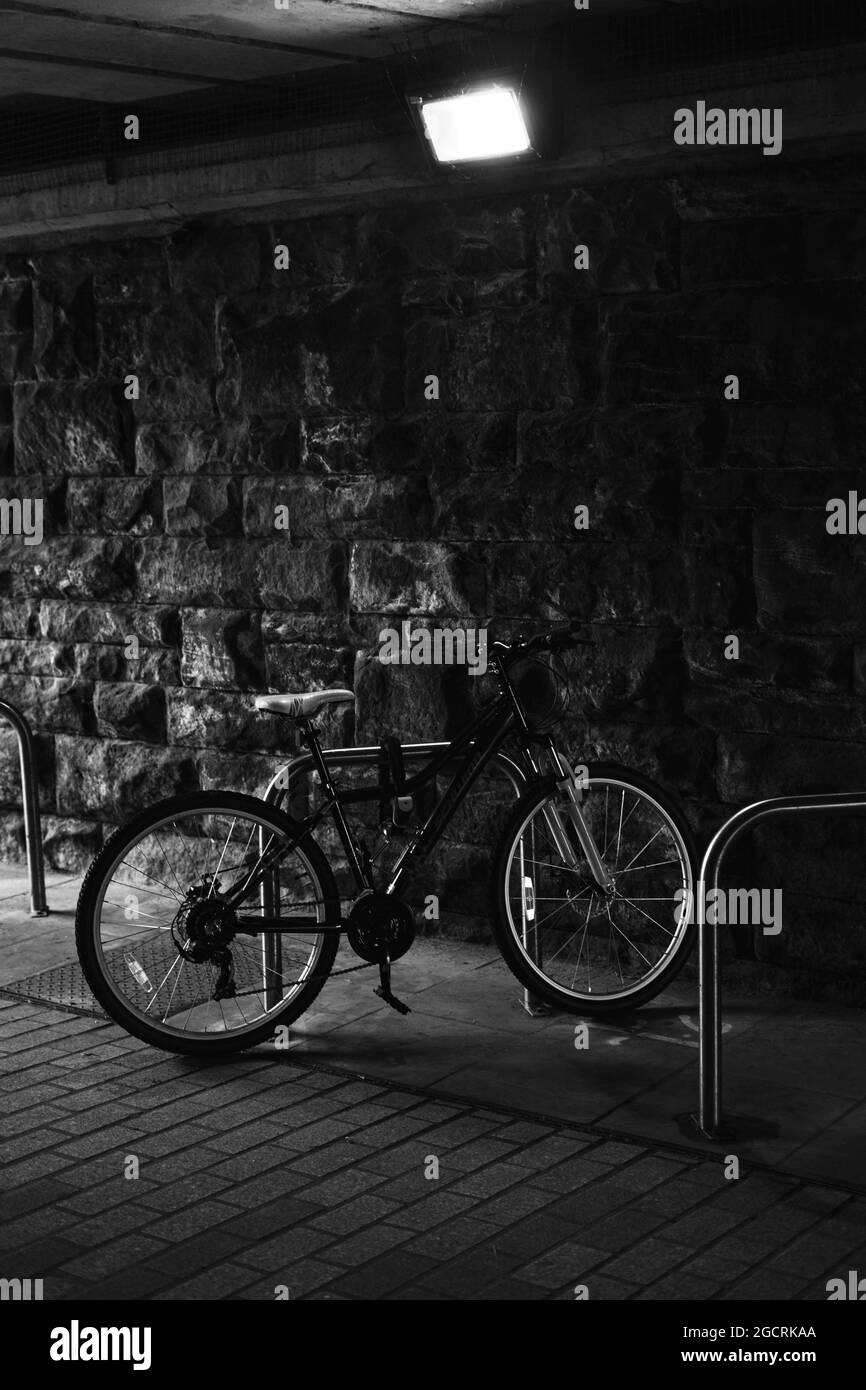 Vélo tout-terrain sous la lumière de la rue Banque D'Images