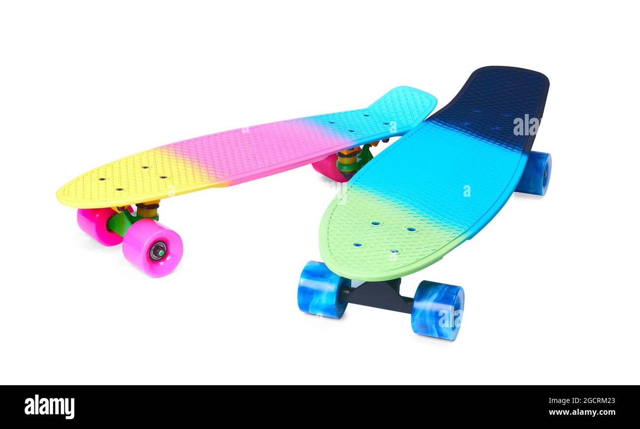 Deux planches à roulettes en plastique arc-en-ciel Penny sur fond blanc Banque D'Images