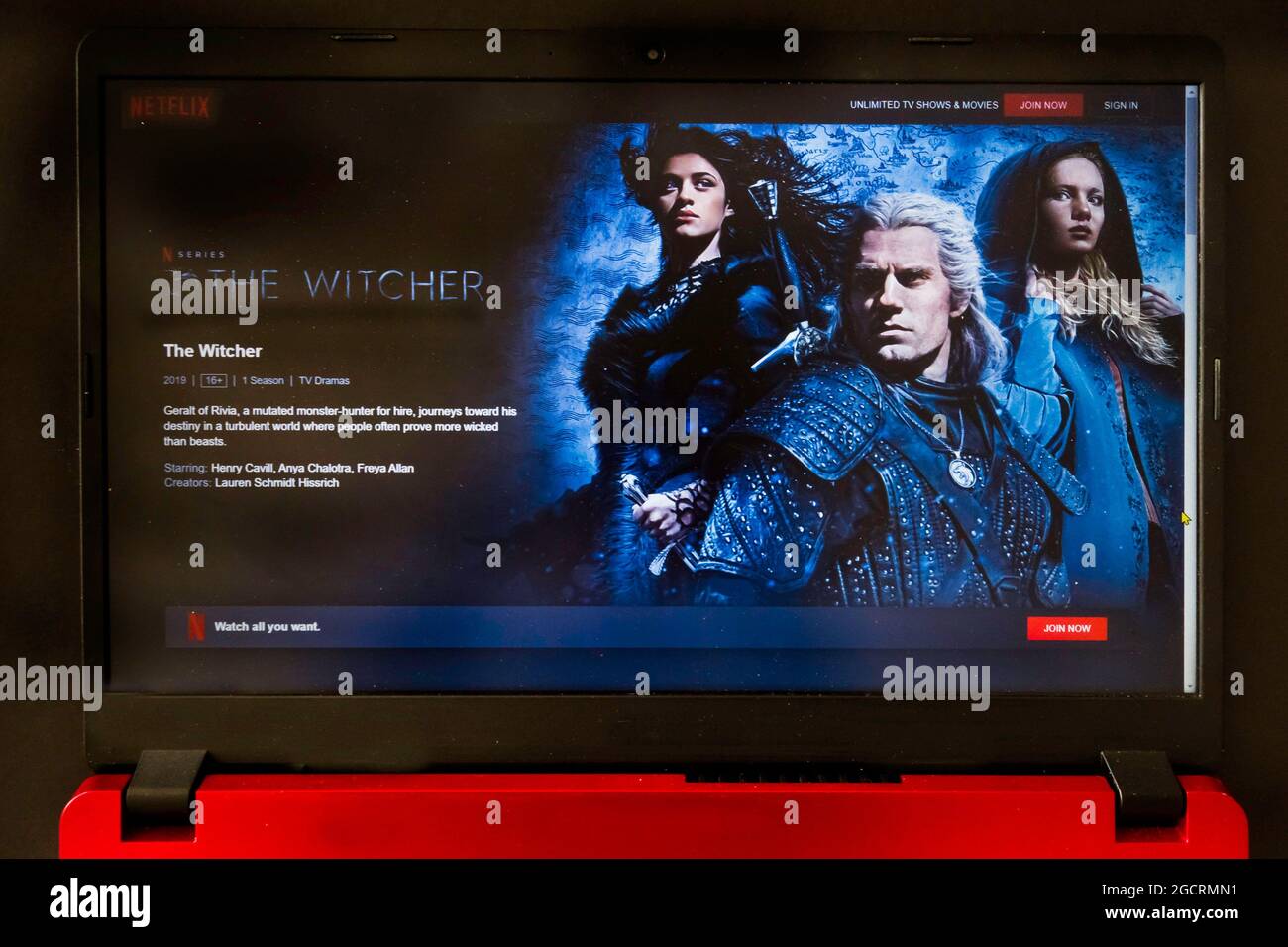 Écran d'ordinateur portable avec Netflix tv série The Witcher Banque D'Images