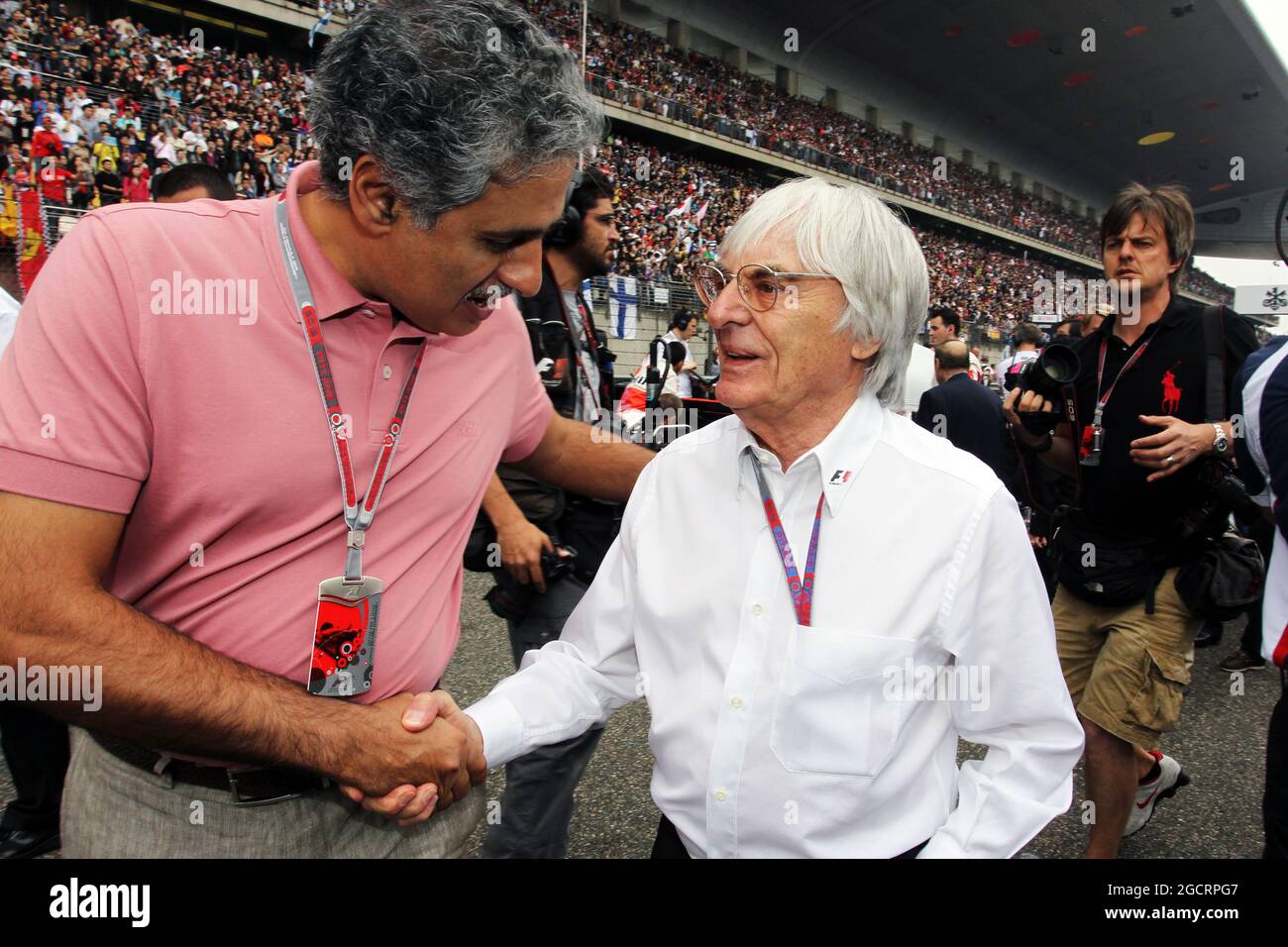 (De gauche à droite): Zayed Al Zayani (BRN) Président du circuit international de Bahreïn avec Bernie Ecclestone (GBR) Président du groupe Formula One (FOM) sur le réseau. Grand Prix de Chine, dimanche 15 avril 2012. Shanghai, Chine. Banque D'Images