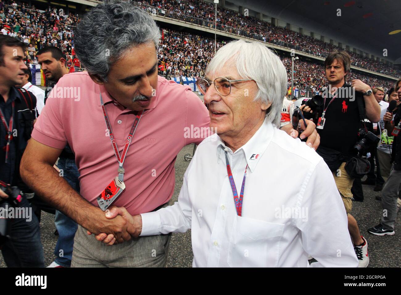 (De gauche à droite): Zayed Al Zayani (BRN) Président du circuit international de Bahreïn avec Bernie Ecclestone (GBR) Président du groupe Formula One (FOM) sur le réseau. Grand Prix de Chine, dimanche 15 avril 2012. Shanghai, Chine. Banque D'Images