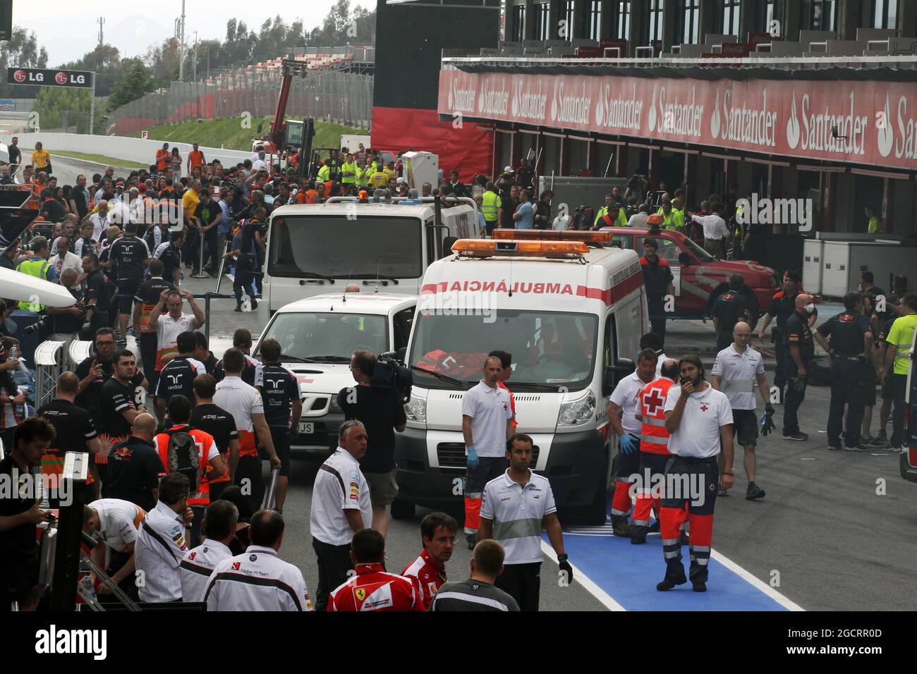 Les ambulances tendent à la scène après un feu de post-course dans le garage de la fosse Williams. Grand Prix d'Espagne, dimanche 13 mai 2012. Barcelone, Espagne. Banque D'Images