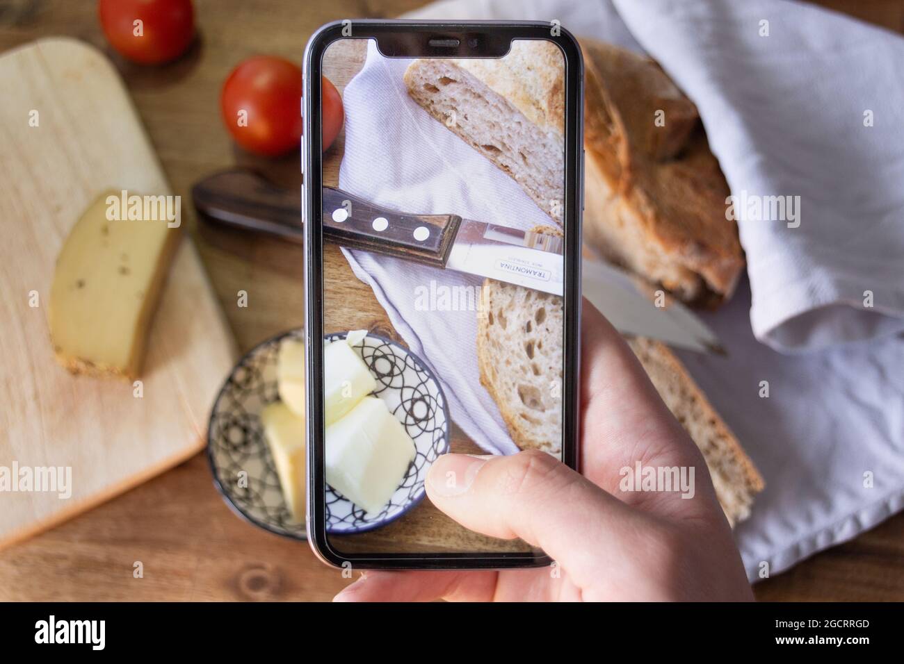 IPhone 12 prendre des photos d'une assiette de petit déjeuner avec du pain et du fromage Banque D'Images