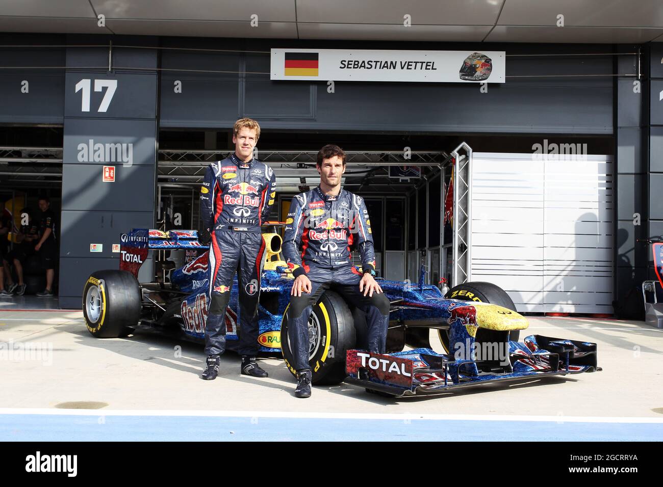 (De gauche à droite): Sebastian Vettel (GER) Red Bull Racing et Mark Webber (AUS) Red Bull Racing avec Red Bull Racing RB8 avec la livrée composée de milliers d'images de fans. Grand Prix de Grande-Bretagne, jeudi 5 juillet 2012. Silverstone, Angleterre. Banque D'Images