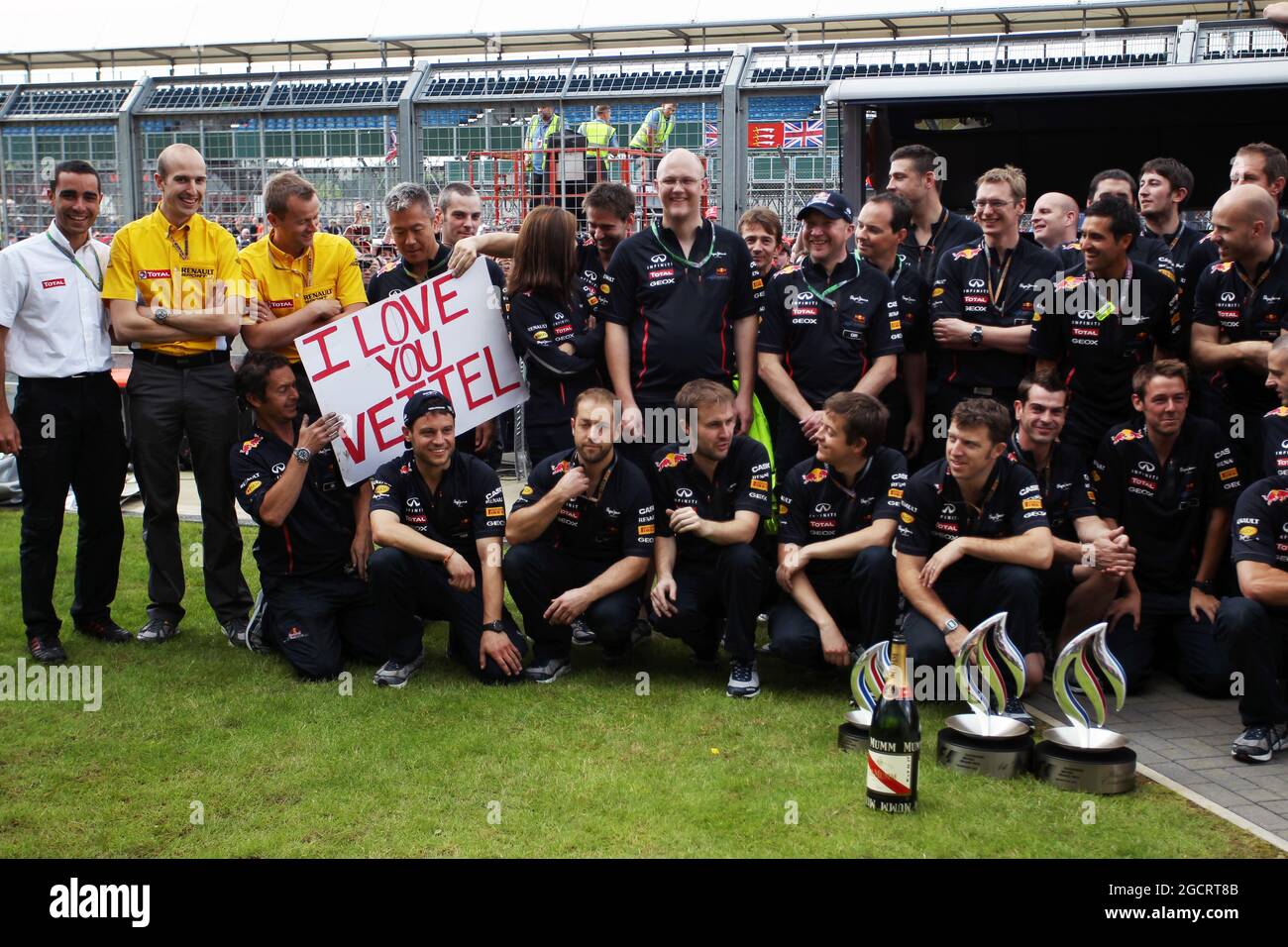 Une bannière pour Sebastian Vettel (GER) Red Bull Racing à la célébration de la victoire de Mark Webber (AUS) Red Bull Racing. Grand Prix de Grande-Bretagne, dimanche 8 juillet 2012. Silverstone, Angleterre. Banque D'Images