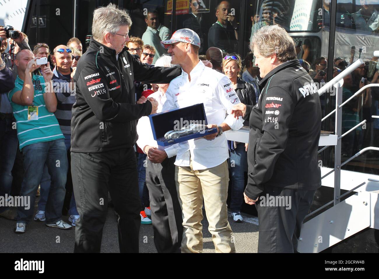 Michael Schumacher (GER) Mercedes AMG F1 fête son 300e GP avec Ross Brawn (GBR) Mercedes AMG F1 Team principal (à gauche) et Norbert Haug (GER) Mercedes Sporting Director. Grand Prix de Belgique, samedi 1er septembre 2012. Spa-Francorchamps, Belgique. Banque D'Images