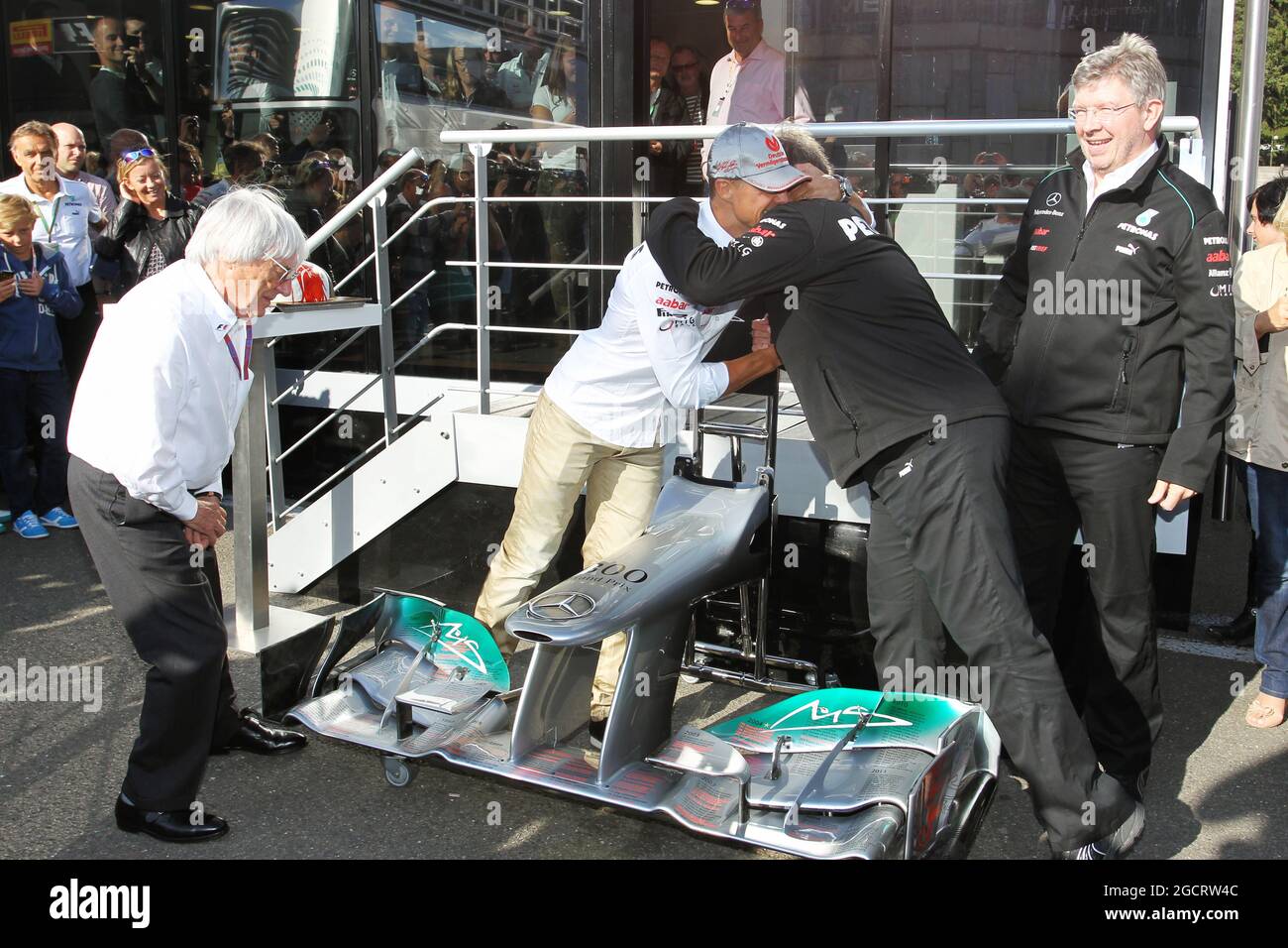 Michael Schumacher (GER) Mercedes AMG F1 fête son 300e GP avec Ross Brawn (GBR) Mercedes AMG F1 Team principal; Bernie Ecclestone (GBR) CEO Formula One Group (FOM) et Norbert Haug (GER) Mercedes Sporting Director. Grand Prix de Belgique, samedi 1er septembre 2012. Spa-Francorchamps, Belgique. Banque D'Images