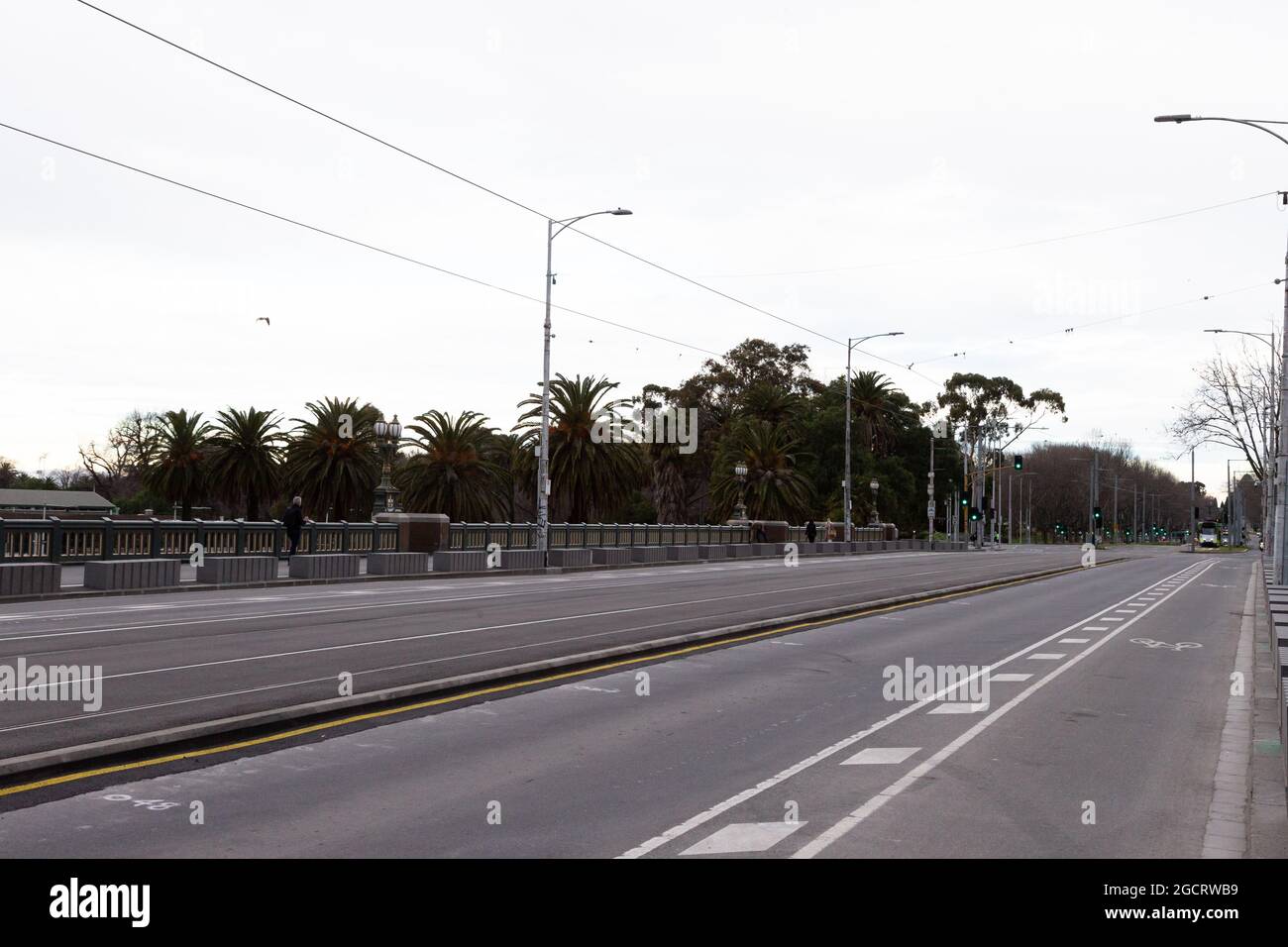 Melbourne, Australie, 10 août 2021. Vue sur un pont de Princes Bridge vide pendant les heures de pointe lors de la Lockdown version 6.0 à Melbourne. Crédit : Dave Helison/Alamy Live News Banque D'Images