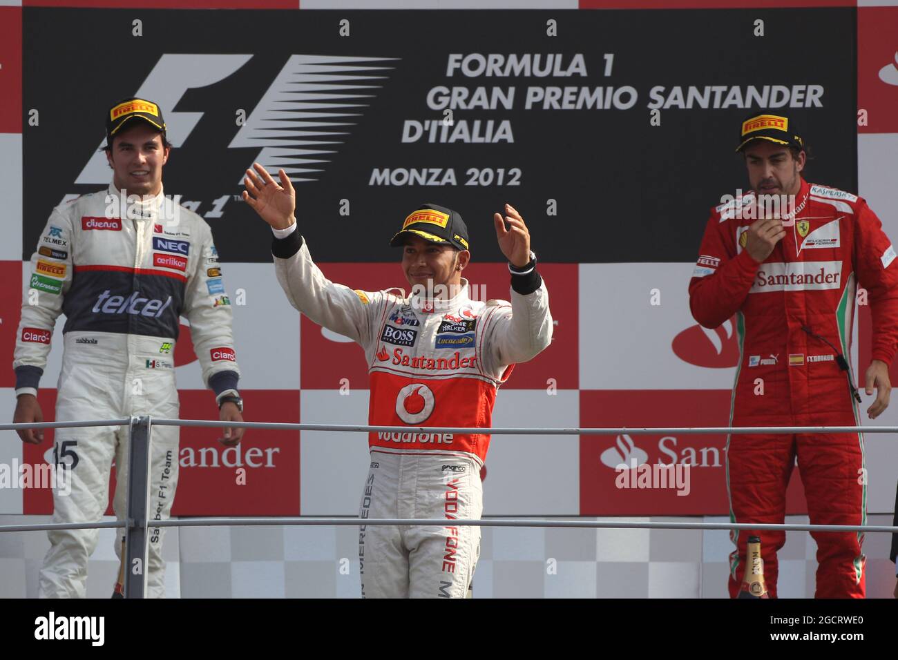 Le podium (de gauche à droite): Sergio Perez (MEX) Sauber, deuxième; Lewis Hamilton (GBR) McLaren, vainqueur de la course; Fernando Alonso (ESP) Ferrari, troisième. Grand Prix d'Italie, dimanche 9 septembre 2012. Monza Italie. Banque D'Images