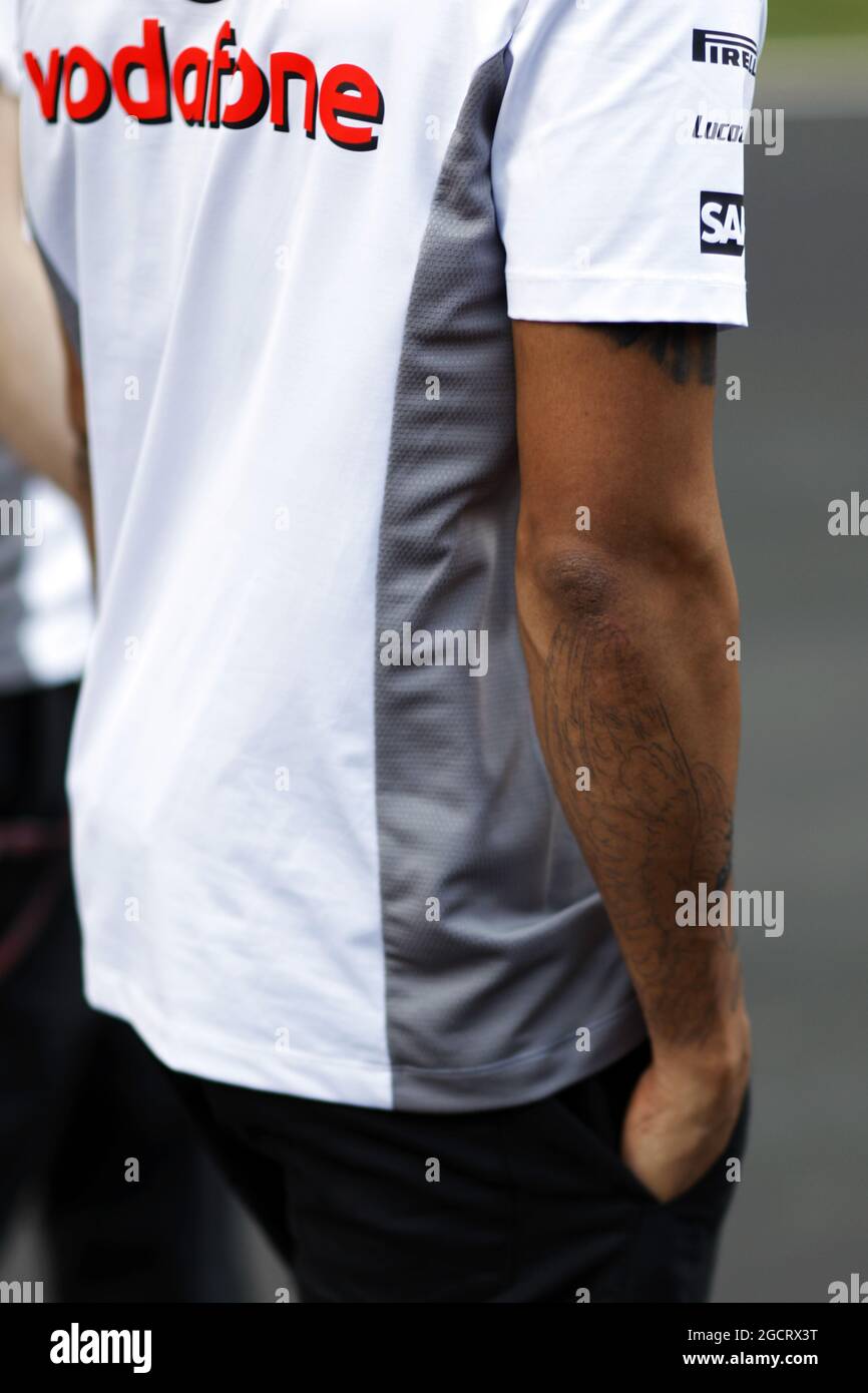 Nouveau tatouage pour Lewis Hamilton (GBR) McLaren. Grand Prix d'Inde, jeudi 25 octobre 2012. Grande Noida, New Delhi, Inde. Banque D'Images
