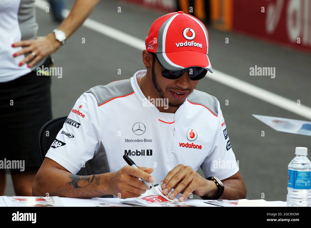 Lewis Hamilton (GBR) McLaren, avec un nouveau tatouage, signe des autographes pour les fans. Grand Prix d'Inde, jeudi 25 octobre 2012. Grande Noida, New Delhi, Inde. Banque D'Images