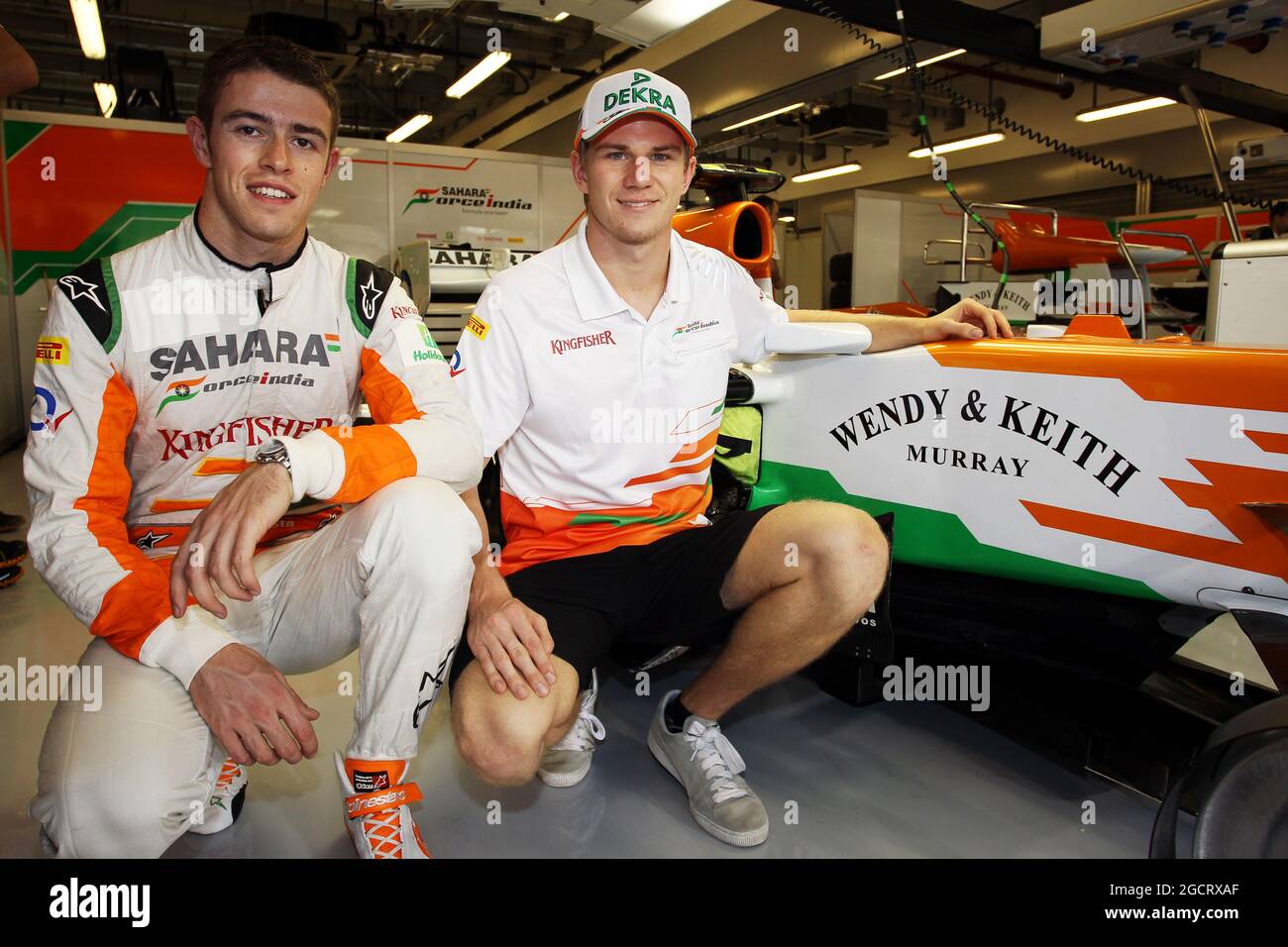(De gauche à droite): Paul di Resta (GBR) Sahara Force India F1 et coéquipier Nico Hulkenberg (GER) Sahara Force India F1 avec les gagnants de concours Wendy et Keith Murray stigmatisant sur le Sahara Force India F1 VJM05. Grand Prix d'Abu Dhabi, jeudi 1er novembre 2012. Yas Marina circuit, Abu Dhabi, Émirats Arabes Unis. Banque D'Images
