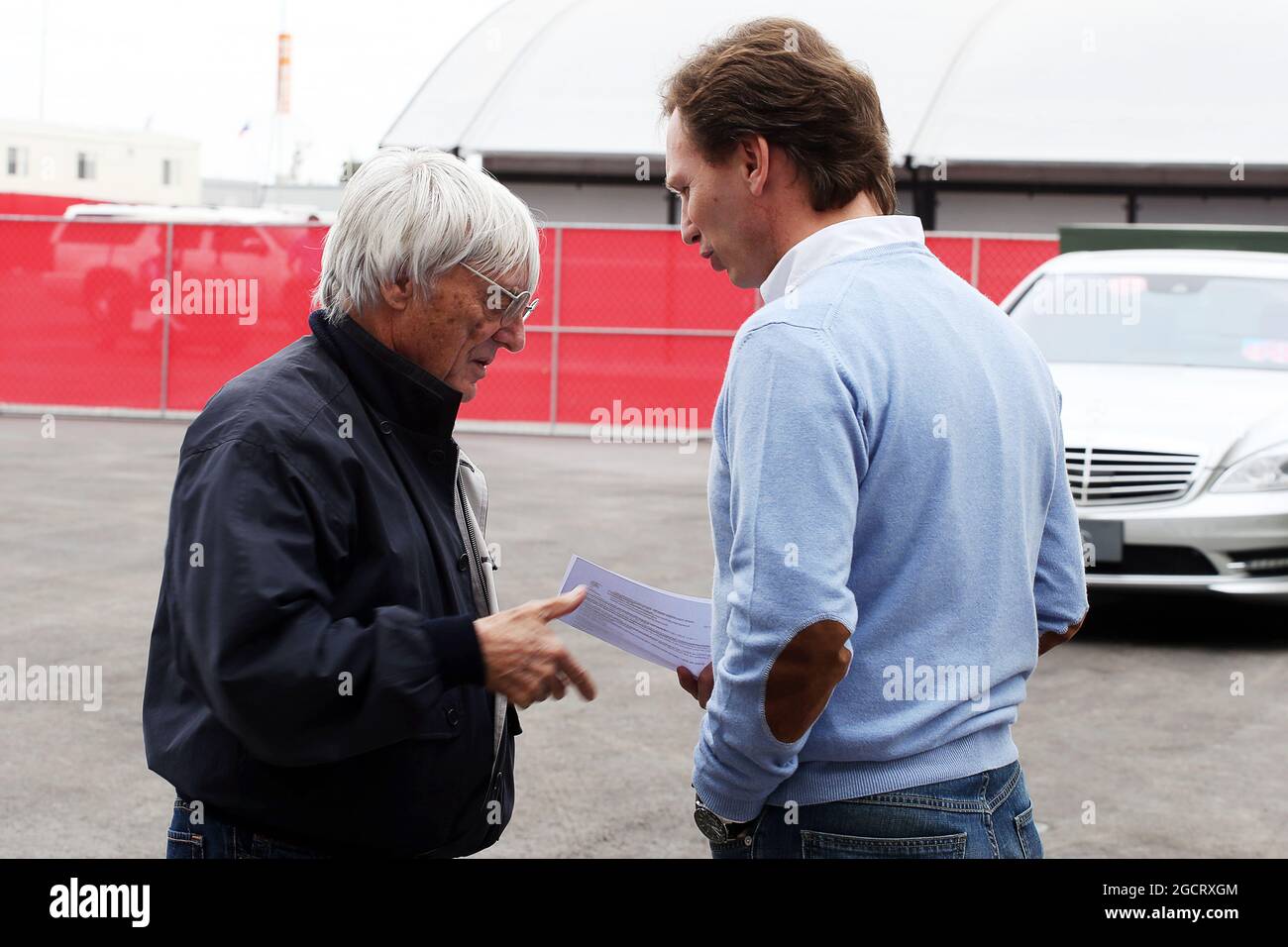 (De gauche à droite) : Bernie Ecclestone (GBR) PDG du Groupe Formula One (FOM) avec Christian Horner (GBR) Directeur de l'équipe Red Bull Racing. Grand Prix des États-Unis, jeudi 15 novembre 2012. Circuit of the Americas, Austin, Texas, États-Unis. Banque D'Images