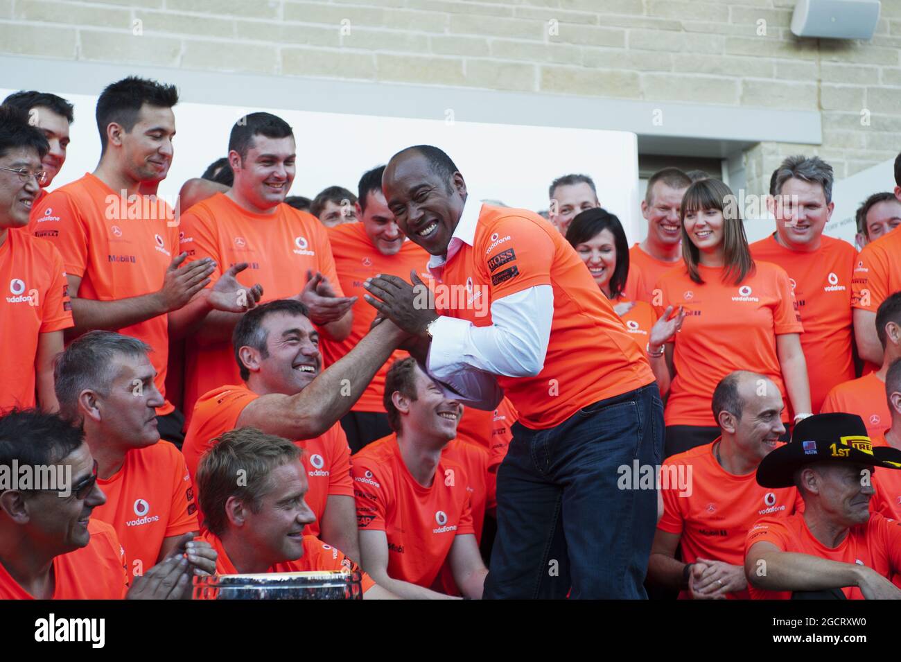 Anthony Hamilton (GBR) fête avec l'équipe McLaren. Grand Prix des États-Unis, dimanche 18 novembre 2012. Circuit of the Americas, Austin, Texas, États-Unis. Banque D'Images