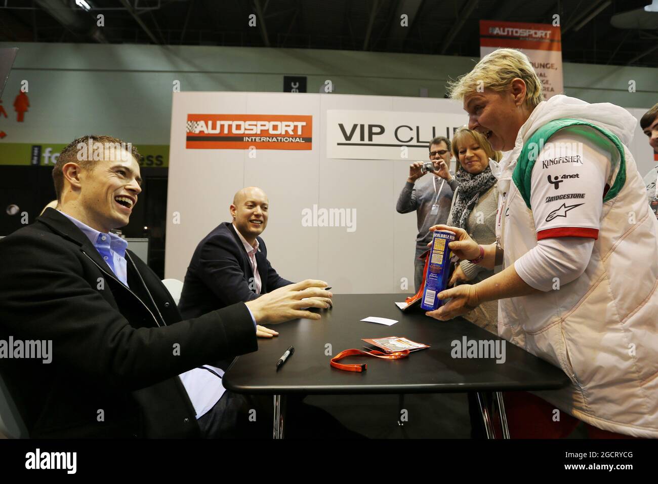 (De gauche à droite) : Paul di Resta (GBR) Sahara Force India F1 et Rob Huff (GBR) signent des autographes pour les fans dans le salon VIP Club. Autosport International, dimanche 13 janvier 2013. National Exhibition Centre, Birmingham, Angleterre. Banque D'Images