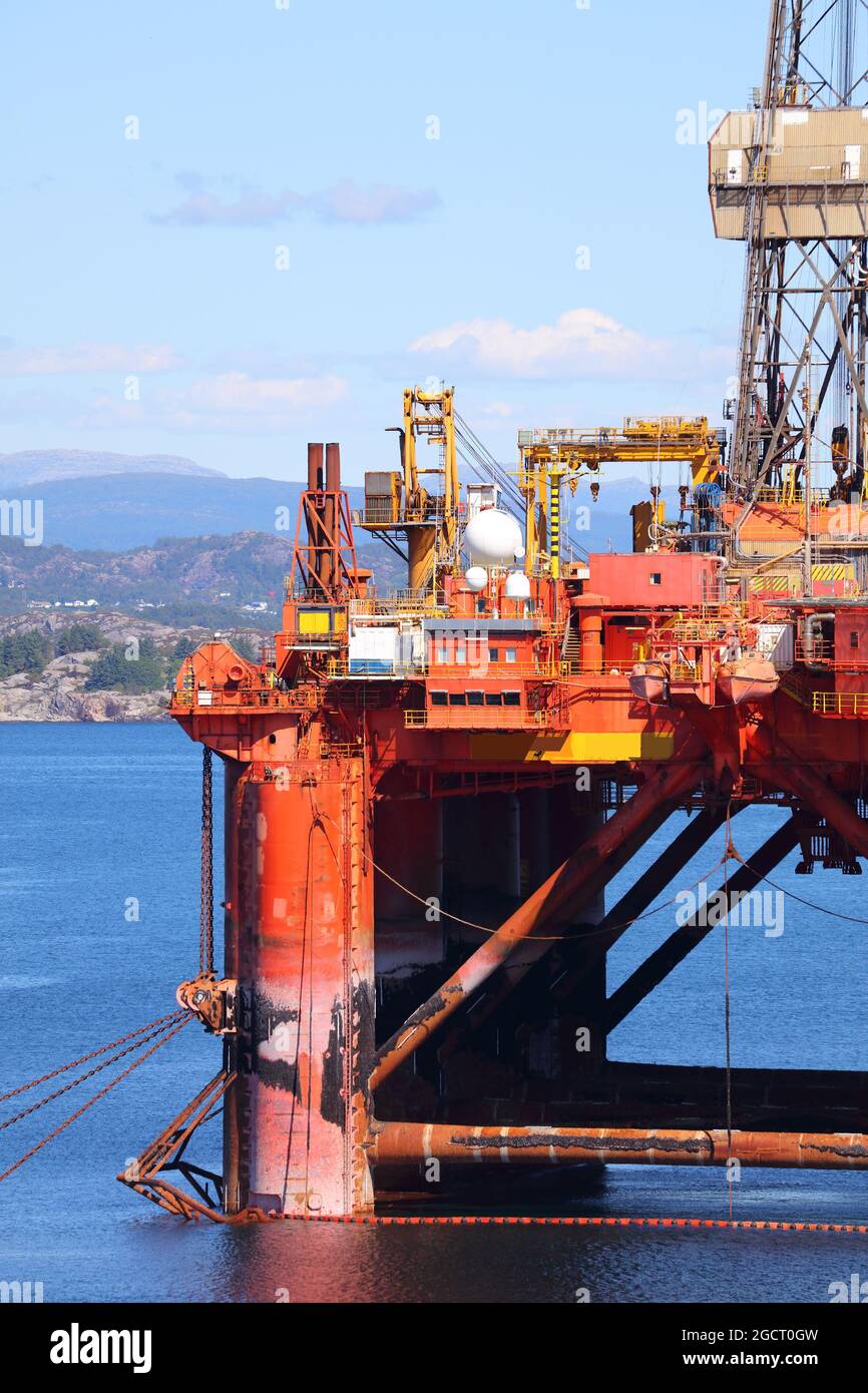 Maintenance d'engins de forage offshore dans un fjord près de Bergen, Norvège. Structure de l'industrie pétrolière. Banque D'Images