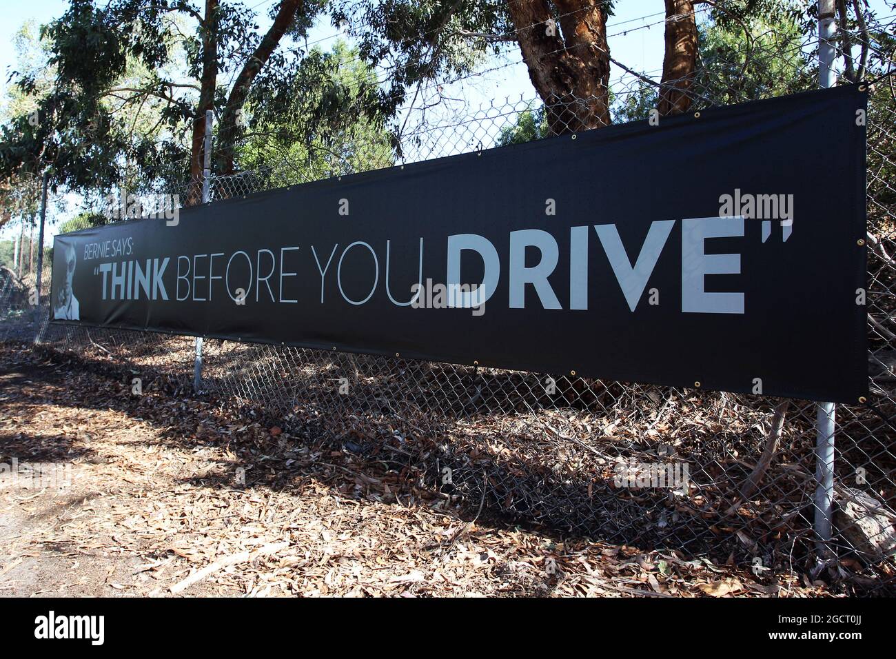 Bannière anti Drink Drive avec Bernie Ecclestone (GBR) CEO Formula One Group (FOM), Grand Prix d'Australie, mercredi 13 mars 2013. Albert Park, Melbourne, Australie. Banque D'Images