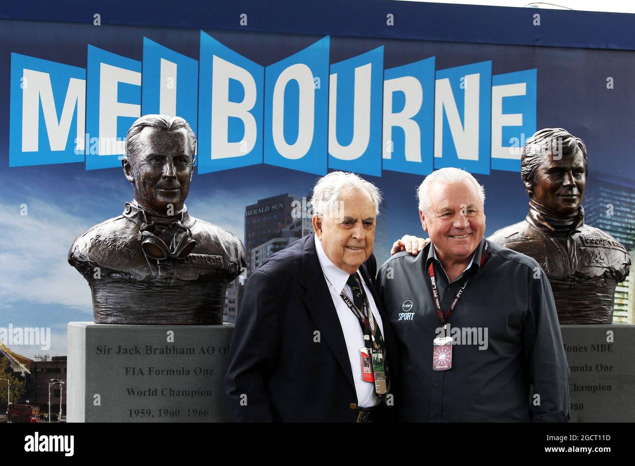 (De gauche à droite) : Sir Jack Brabham (AUS) et son collègue champion du monde Alan Jones (AUS) avec les statues dévoilées en leur honneur. Grand Prix d'Australie, dimanche 17 mars 2013. Albert Park, Melbourne, Australie. Banque D'Images