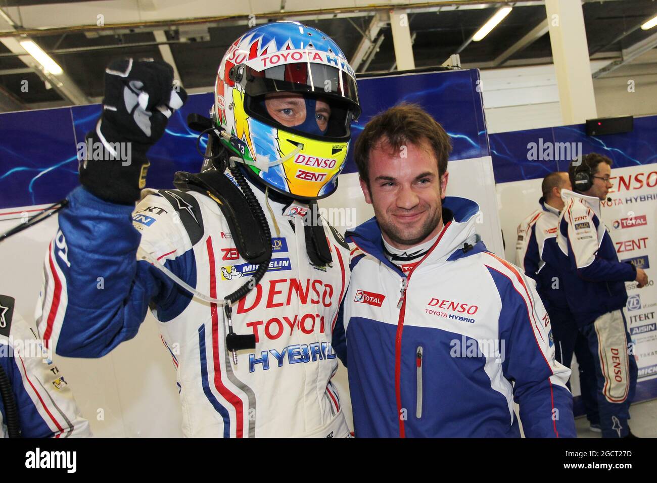 Alexander Wurz (AUT) et Nicolas Lapierre (FRA) Toyota Racing célèbrent la pole position. Championnat du monde d'endurance de la FIA, 1ère partie, samedi 13 avril 2013. Silverstone, Angleterre. Banque D'Images