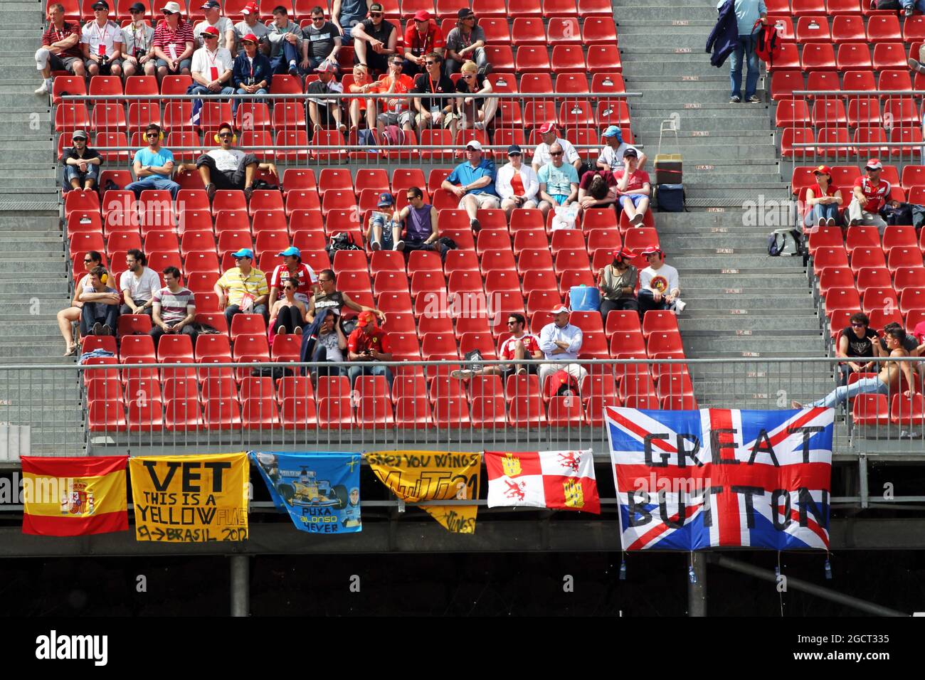Fans et drapeaux dans la tribune. Grand Prix d'Espagne, samedi 11 mai 2013. Barcelone, Espagne. Banque D'Images