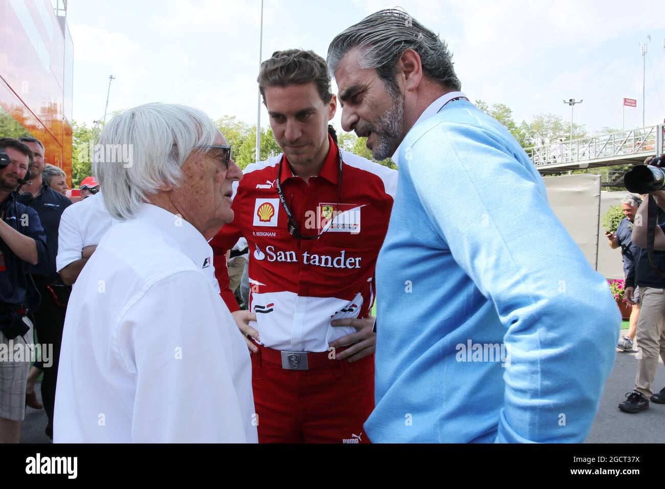 (De gauche à droite) : Bernie Ecclestone (GBR) CEO Formula One Group (FOM) avec Renato Bisignani (ITA) Ferrari responsable des communications et Maurizio Arrivabene (ITA) Marlboro Europe Brand Manager. Grand Prix d'Espagne, samedi 11 mai 2013. Barcelone, Espagne. Banque D'Images