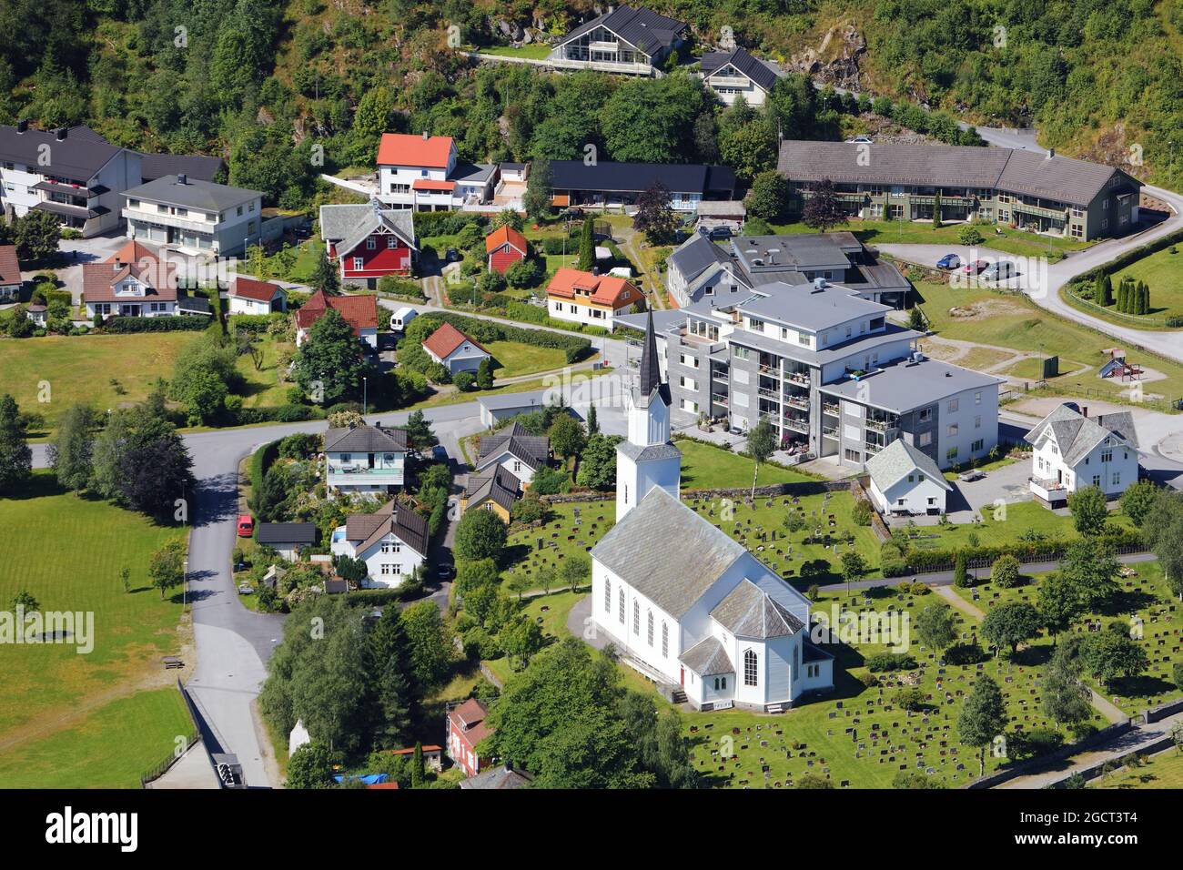 Église de Naustdal, Norvège. Église blanche et cimetière. Banque D'Images