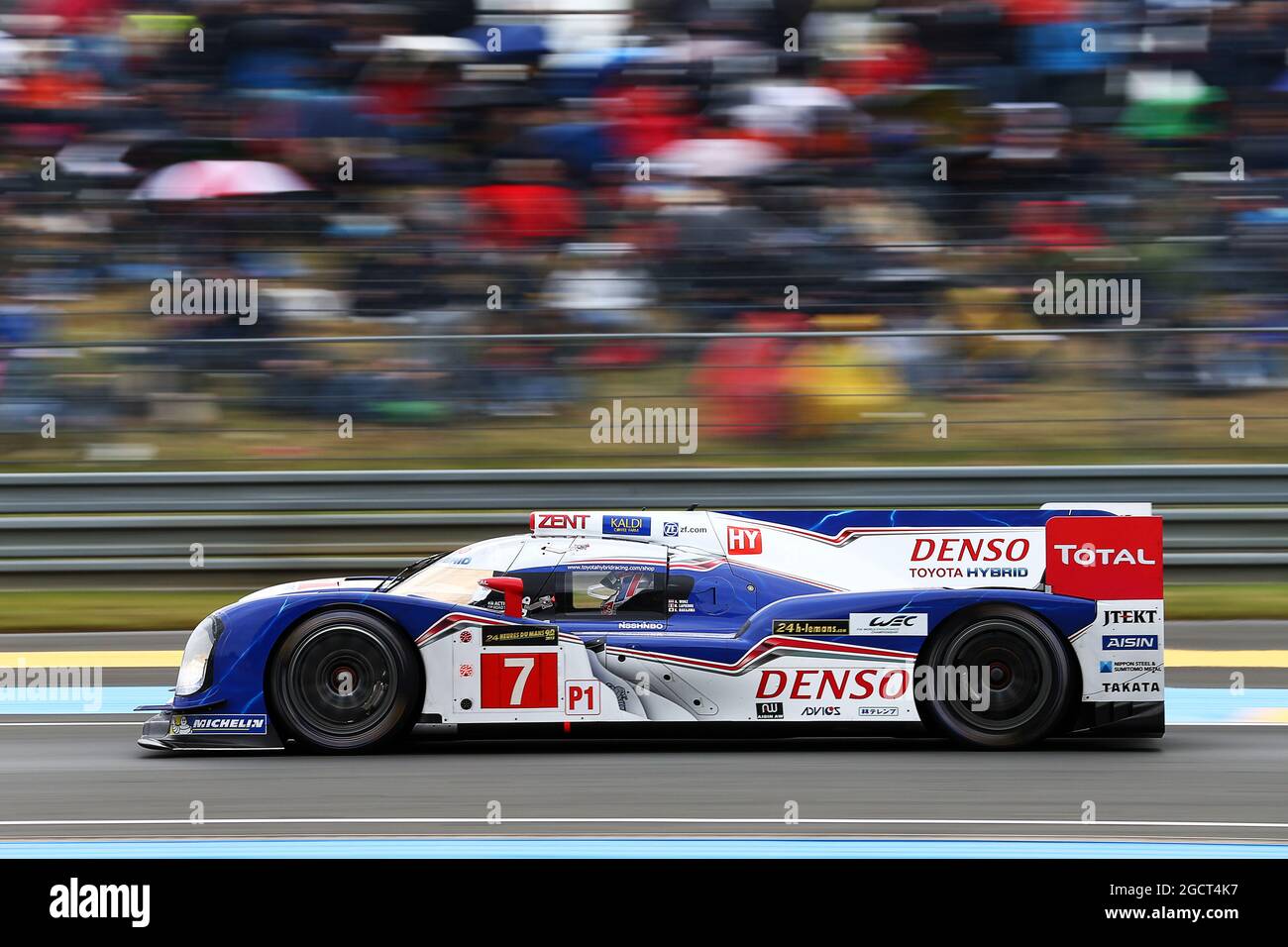 Alexander Wurz (AUT) / Nicolas Lapierre (FRA) / Kazuki Nakajima (JPN) Toyota Racing, Toyota TS030, hybride. 24 heures du Mans, samedi 22 juin 2013. Le Mans, France. Banque D'Images