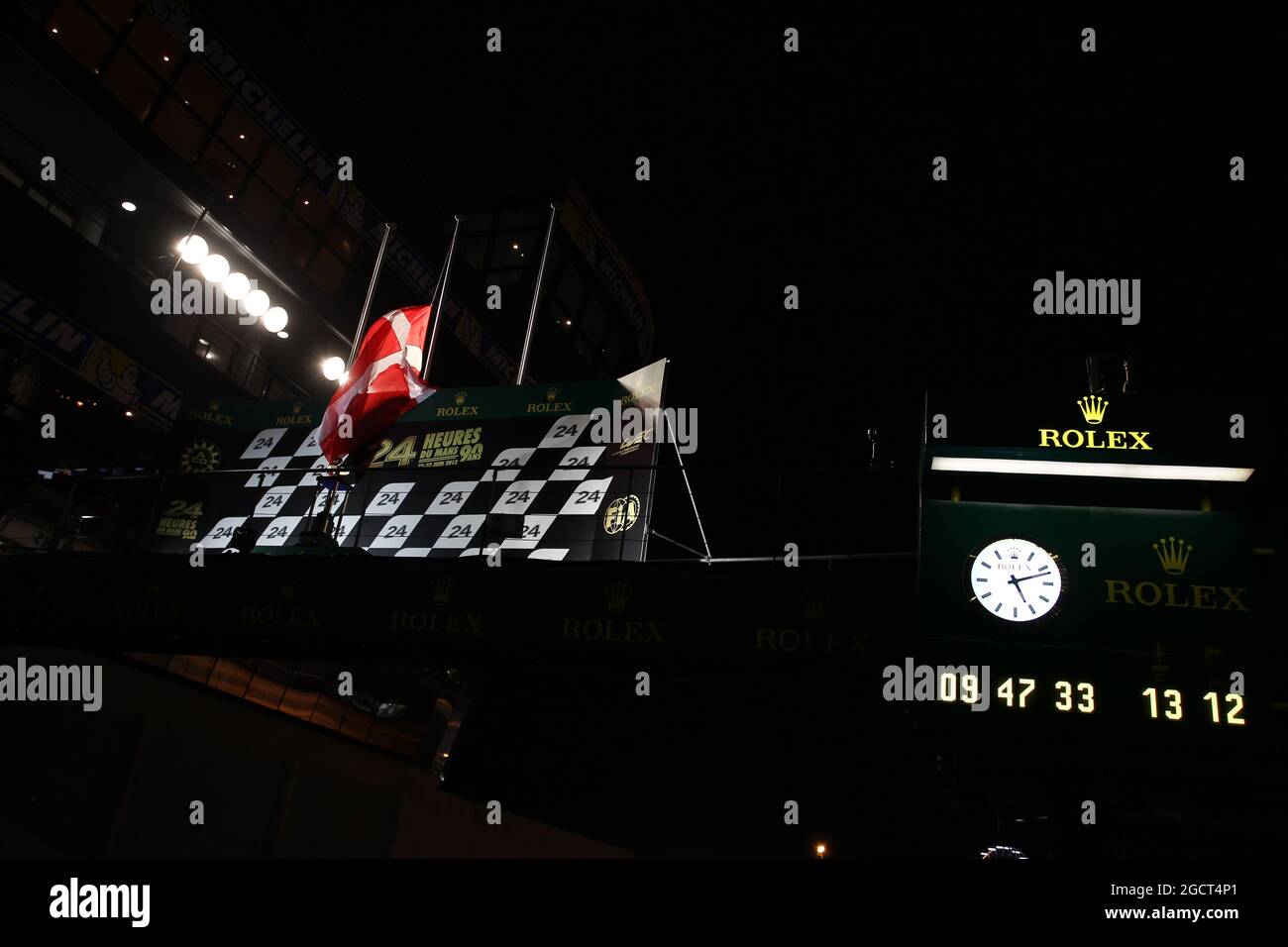 Le podium porte le drapeau danois à mi-mât pour rendre hommage à Allan Simonsen (DEN) Aston Martin Vantage V8, qui a subi un accident mortel dans la course. 24 heures du Mans, samedi 22 juin 2013. Le Mans, France. Banque D'Images