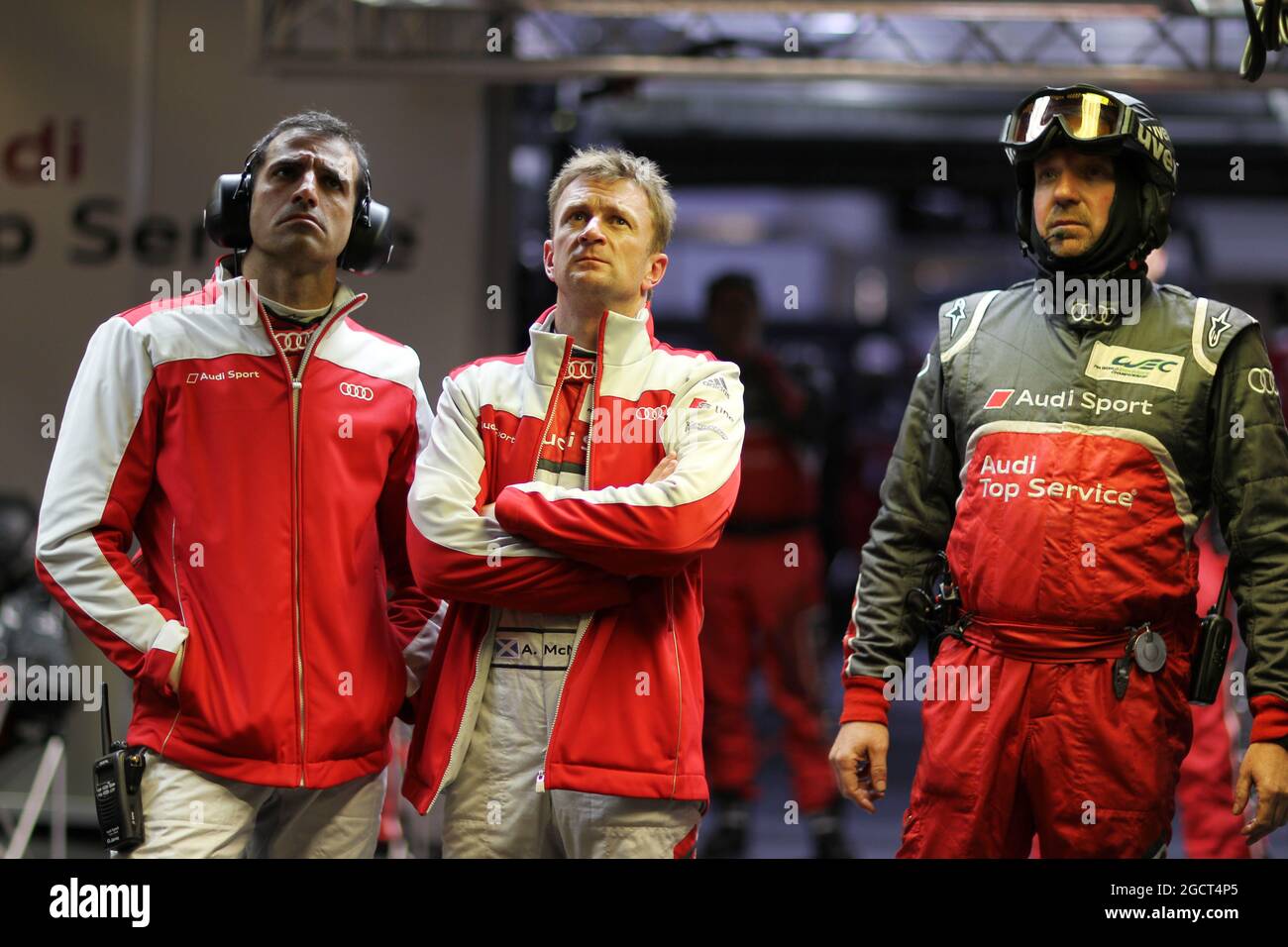 Allan McNish (GBR) (au centre) et Marc Gene (ESP) (à gauche) Audi Sport Team Joest, Audi R18 e-tron quattro. 24 heures du Mans, samedi 22 juin 2013. Le Mans, France. Banque D'Images