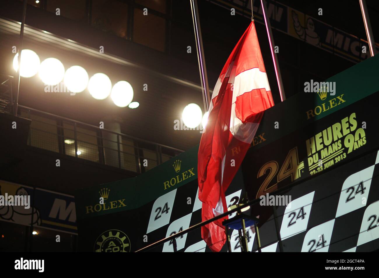 Le podium porte le drapeau danois à mi-mât pour rendre hommage à Allan Simonsen (DEN) Aston Martin Vantage V8, qui a subi un accident mortel dans la course. 24 heures du Mans, samedi 22 juin 2013. Le Mans, France. Banque D'Images