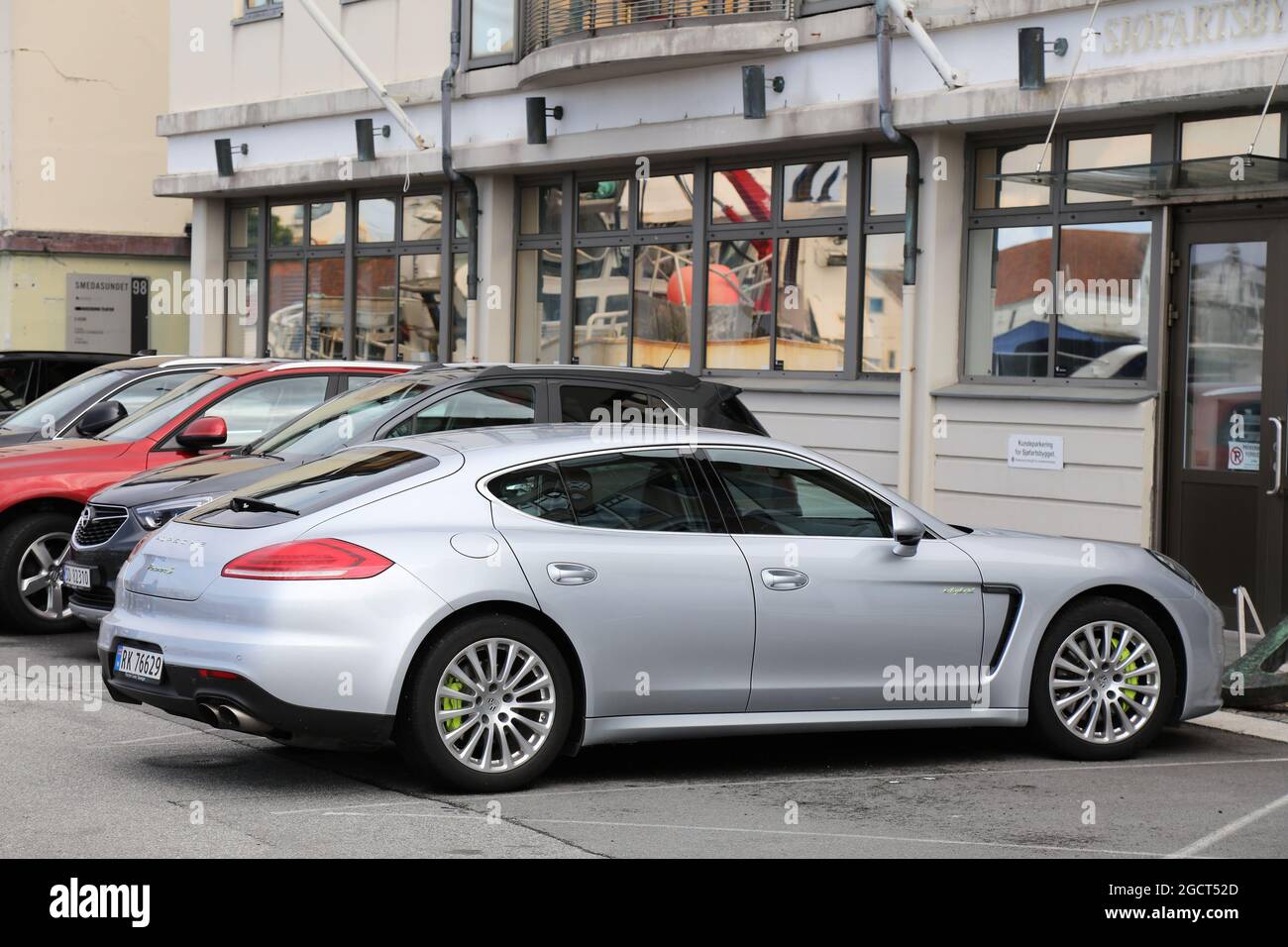 HAUGESUND, NORVÈGE - 22 JUILLET 2020 : voiture de luxe hybride de grandeur normale Porsche Panamera garée en Norvège. Il y a 2.8 millions de voitures enregistrées en Norvège (201 Banque D'Images