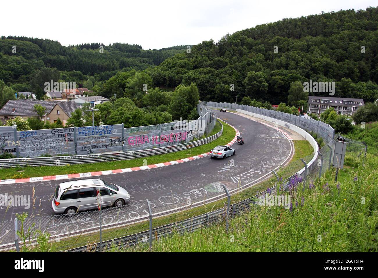 Des voitures circulent sur la Nordschleife. Grand Prix d'Allemagne, vendredi 5 juillet 2013. Nurburgring, Allemagne. Banque D'Images