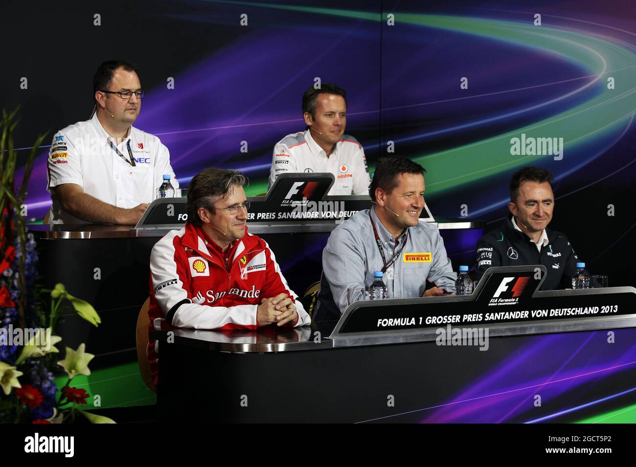 Conférence de presse de la FIA (de l'arrière-plan (de gauche à droite) : Tom McCullough (GBR) Sauber, responsable de l'ingénierie de la piste de F1 ; Sam Michael (AUS), Directeur sportif McLaren ; Pat Fry (GBR), Directeur technique adjoint de Ferrari et Directeur de l'ingénierie de la course ; Paul Hembery (GBR), Directeur de Pirelli Motorsport ; Paddy Lowe (GBR) Mercedes AMG F1 Directeur exécutif (technique). Grand Prix d'Allemagne, vendredi 5 juillet 2013. Nurburgring, Allemagne. Banque D'Images