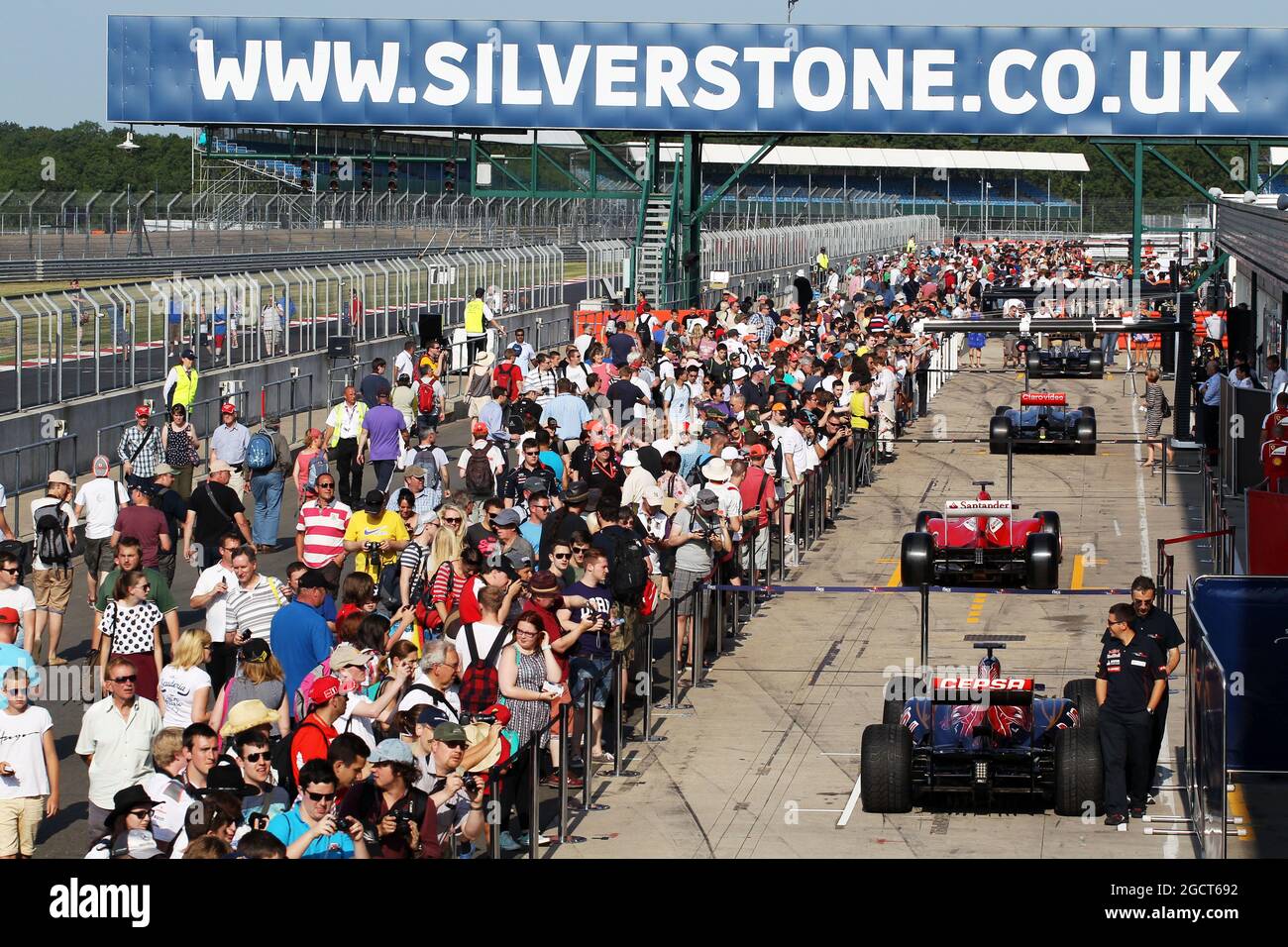 Fans dans la file de la fosse à la fin de la journée d'essais. Test des jeunes pilotes Formula One, 2e jour, jeudi 18 juillet 2013. Silverstone, Angleterre. Banque D'Images