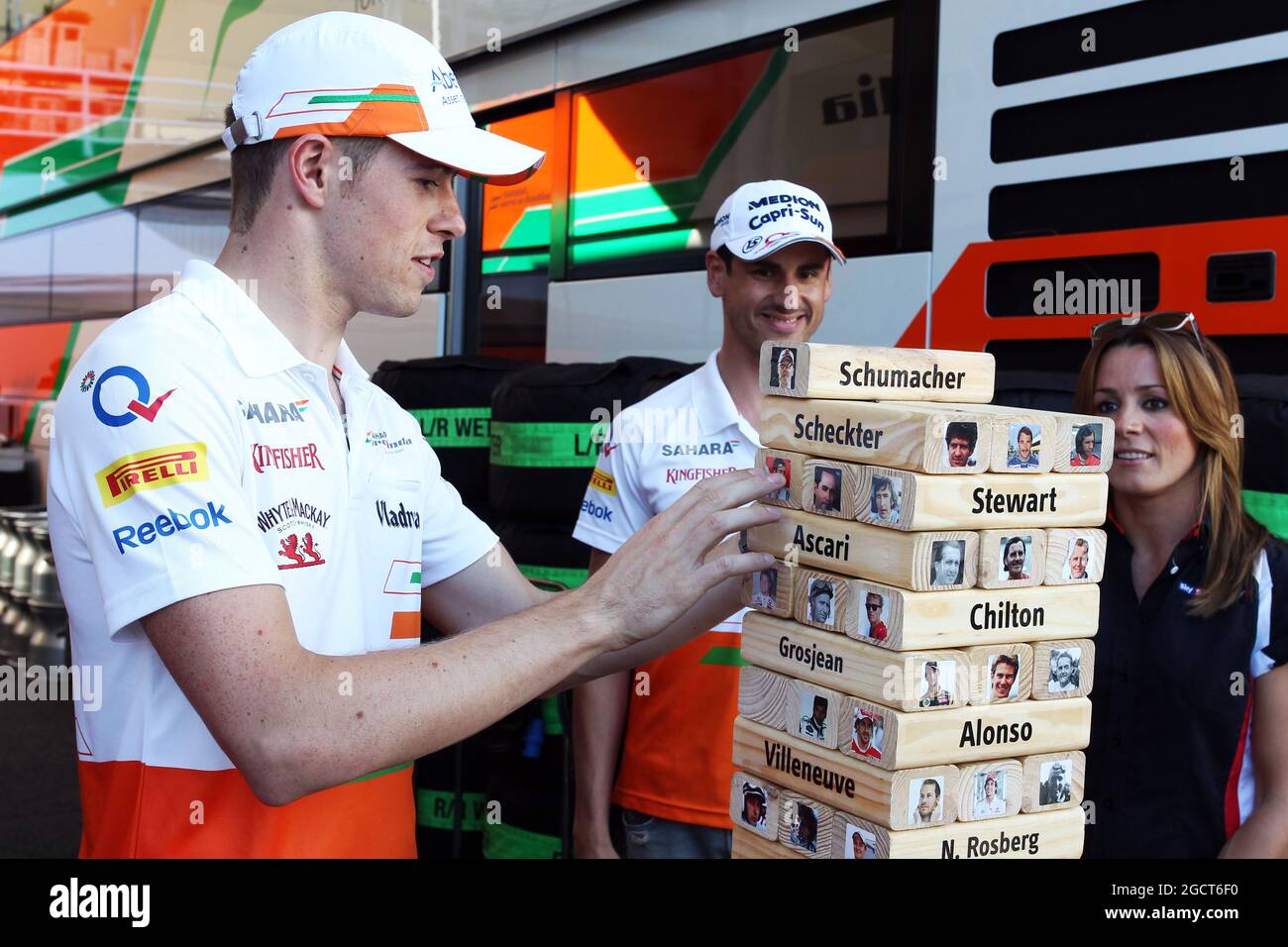 (De gauche à droite): Paul di Resta (GBR) Sahara Force India F1 et le coéquipier Adrian Sutil (GER) Sahara Force India F1 jouer le Sky Sports F1 Horse Power Tower avec Natalie Pinkham (GBR) Sky Sports Presenter. Grand Prix de Hongrie, jeudi 25 juillet 2013. Budapest, Hongrie. Banque D'Images