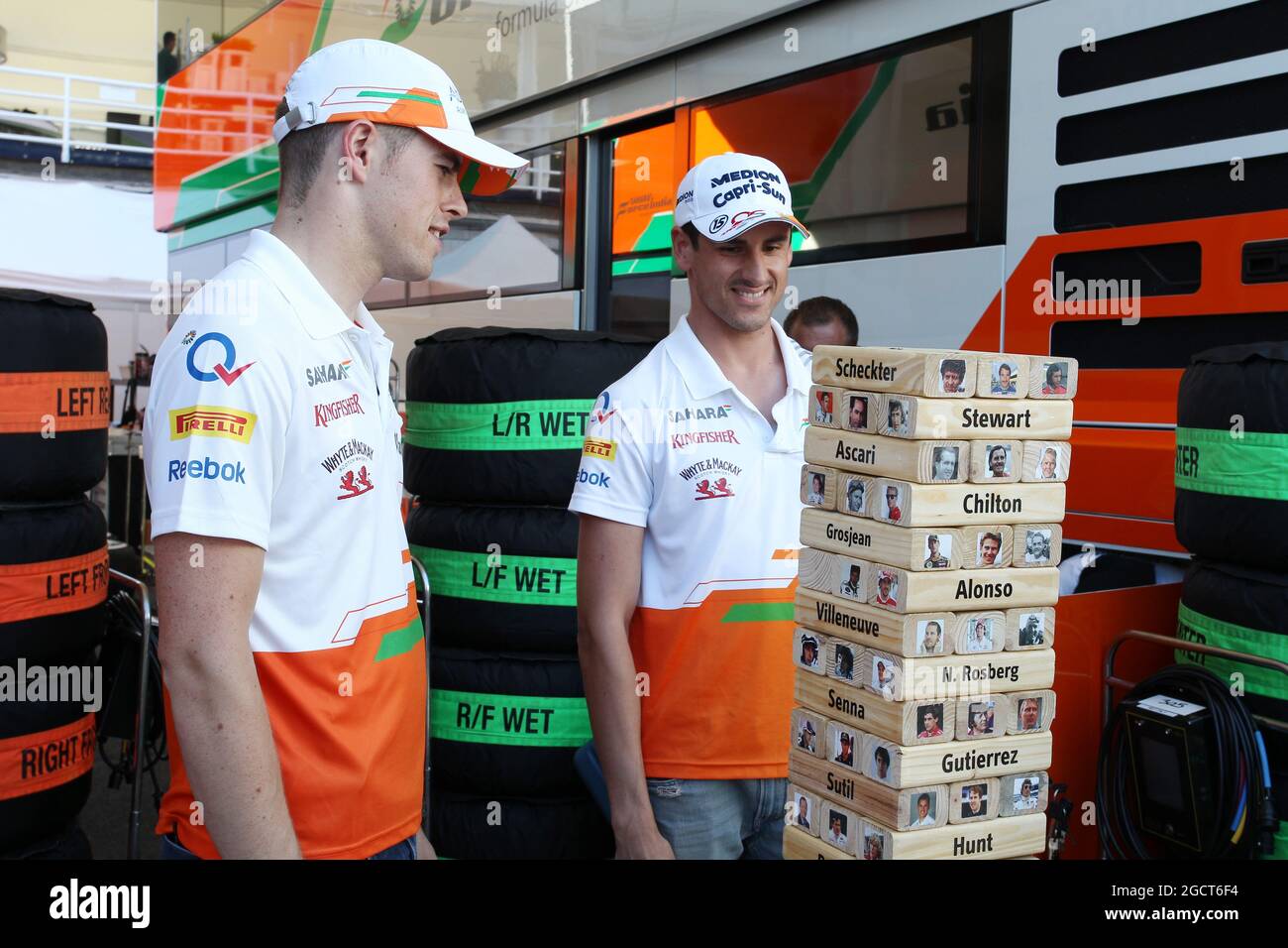 (De gauche à droite) : Paul di Resta (GBR) Sahara Force India F1 et le coéquipier Adrian Sutil (GER) Sahara Force India F1 jouent le Sky Sports F1 Horse Power Tower. Grand Prix de Hongrie, jeudi 25 juillet 2013. Budapest, Hongrie. Banque D'Images