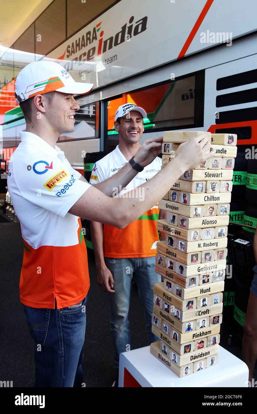 (De gauche à droite) : Paul di Resta (GBR) Sahara Force India F1 et le coéquipier Adrian Sutil (GER) Sahara Force India F1 jouent le Sky Sports F1 Horse Power Tower. Grand Prix de Hongrie, jeudi 25 juillet 2013. Budapest, Hongrie. Banque D'Images