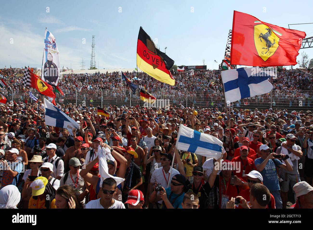 Les fans envahissent le circuit sur le podium. Grand Prix de Hongrie, dimanche 28 juillet 2013. Budapest, Hongrie. Banque D'Images