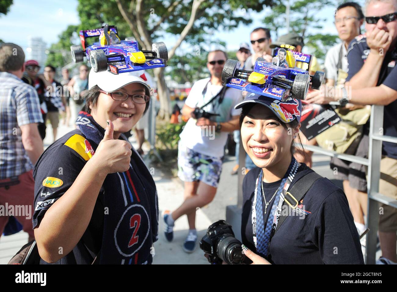 Des ventilateurs attendent devant l'entrée du paddock. Grand Prix de Singapour, dimanche 22 septembre 2013. Marina Bay Street circuit, Singapour. Banque D'Images